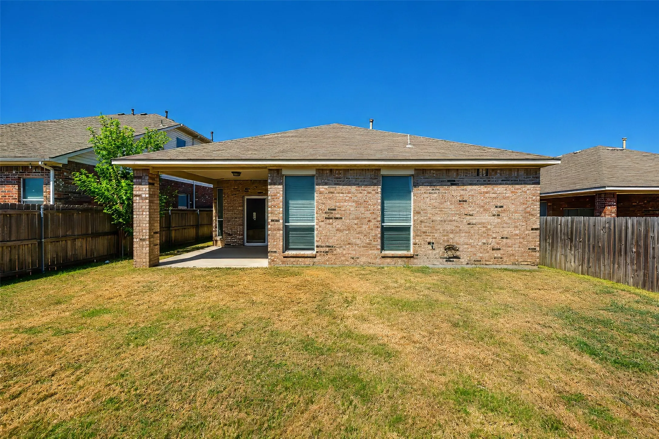 Single Family Residence For Rent in Tarrant County , 12808 Old Macgregor Lane, Fort Worth, Texas 76244, 4 Bedroom, 2 Bathroom, 2 Garage spaces, 1,673 Sqft, built in 2006, mls#21364528, Real Estate Agent in Fort Worth, Homes For Rent in Tarrant county, Homes For Rent in Fort Worth, Realtor in Fort Worth Texas, Real Estate Brokerage Independent Realty Texas, Luminita Cordes Realtor