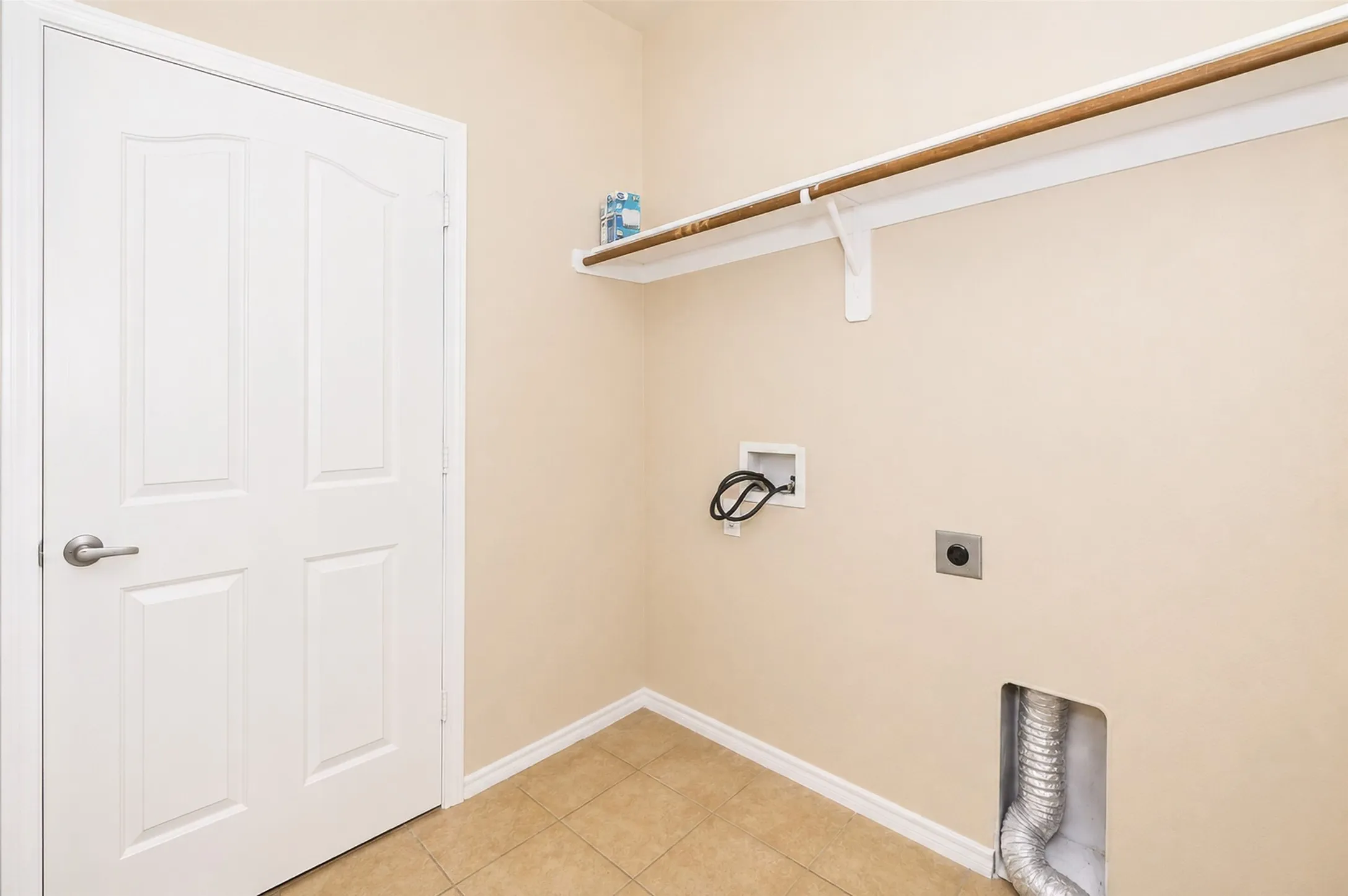 Single Family Residence For Rent in Tarrant County , 12808 Old Macgregor Lane, Fort Worth, Texas 76244, 4 Bedroom, 2 Bathroom, 2 Garage spaces, 1,673 Sqft, built in 2006, mls#21364528, Real Estate Agent in Fort Worth, Homes For Rent in Tarrant county, Homes For Rent in Fort Worth, Realtor in Fort Worth Texas, Real Estate Brokerage Independent Realty Texas, Luminita Cordes Realtor