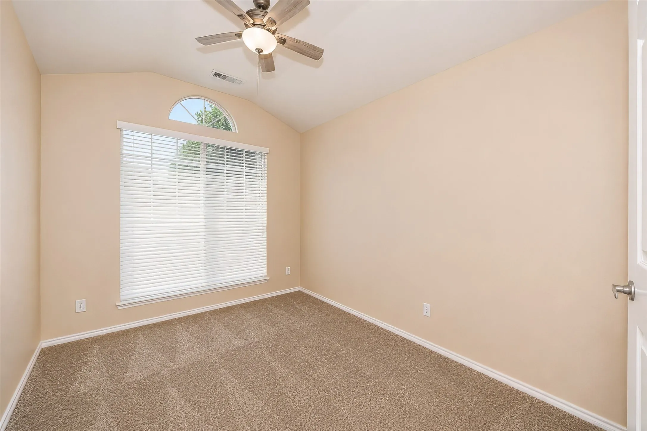 Single Family Residence For Rent in Tarrant County , 12808 Old Macgregor Lane, Fort Worth, Texas 76244, 4 Bedroom, 2 Bathroom, 2 Garage spaces, 1,673 Sqft, built in 2006, mls#21364528, Real Estate Agent in Fort Worth, Homes For Rent in Tarrant county, Homes For Rent in Fort Worth, Realtor in Fort Worth Texas, Real Estate Brokerage Independent Realty Texas, Luminita Cordes Realtor