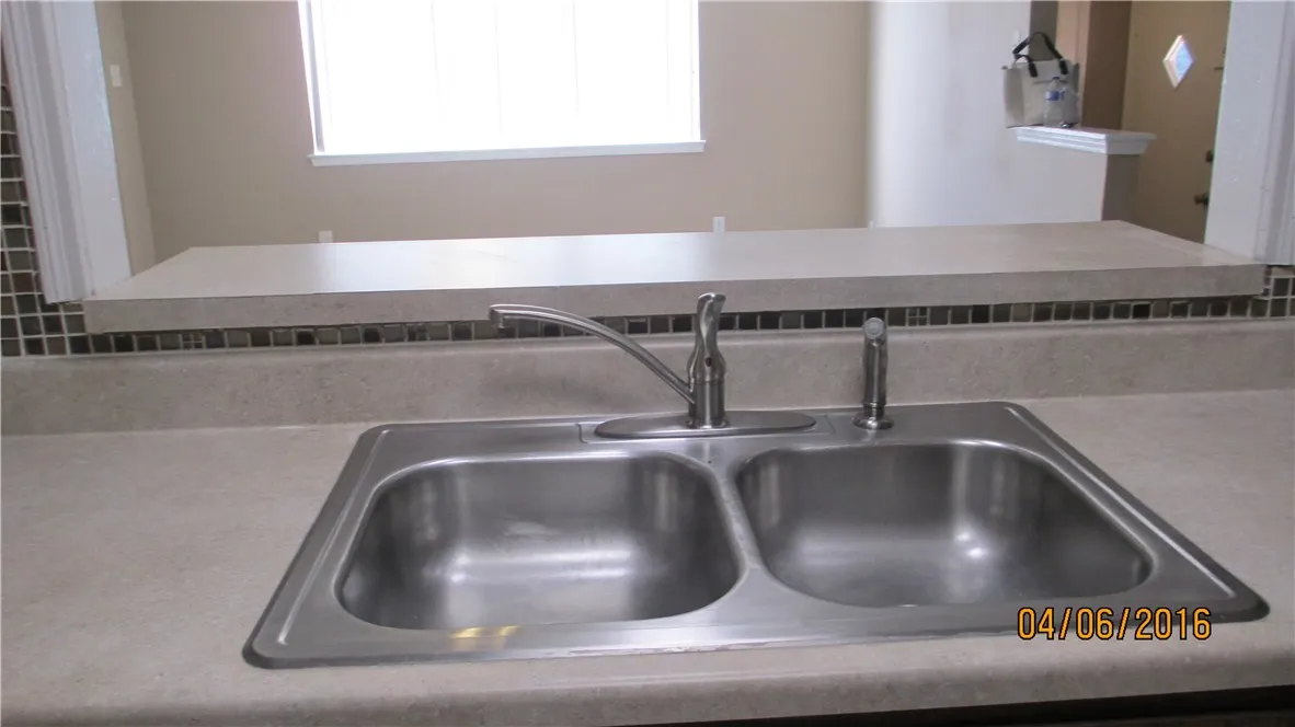 Double sink at pass through bar