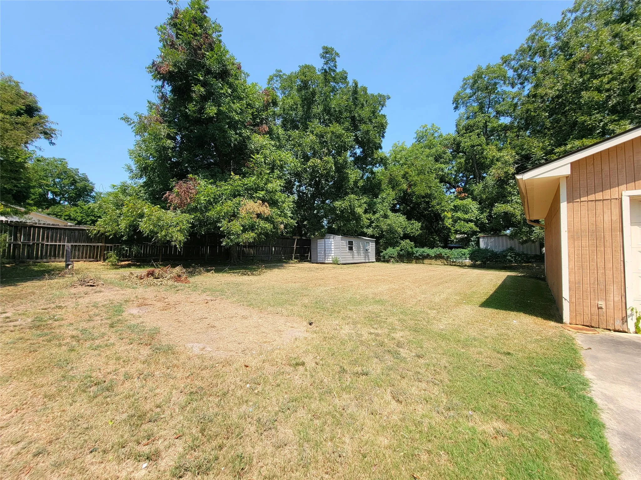 Single Family Residence For Sale in Bowie County , 303 Merrill, New Boston, Texas 75570, 4 Bedroom, 3 Bathroom, 1 Garage spaces, 2,608 Sqft, built in 1974, mls#21367783, Real Estate Agent in New Boston, Homes For Sale in Bowie county, Homes For Sale in New Boston, Realtor in New Boston Texas, Real Estate Brokerage Independent Realty Texas, Luminita Cordes Realtor