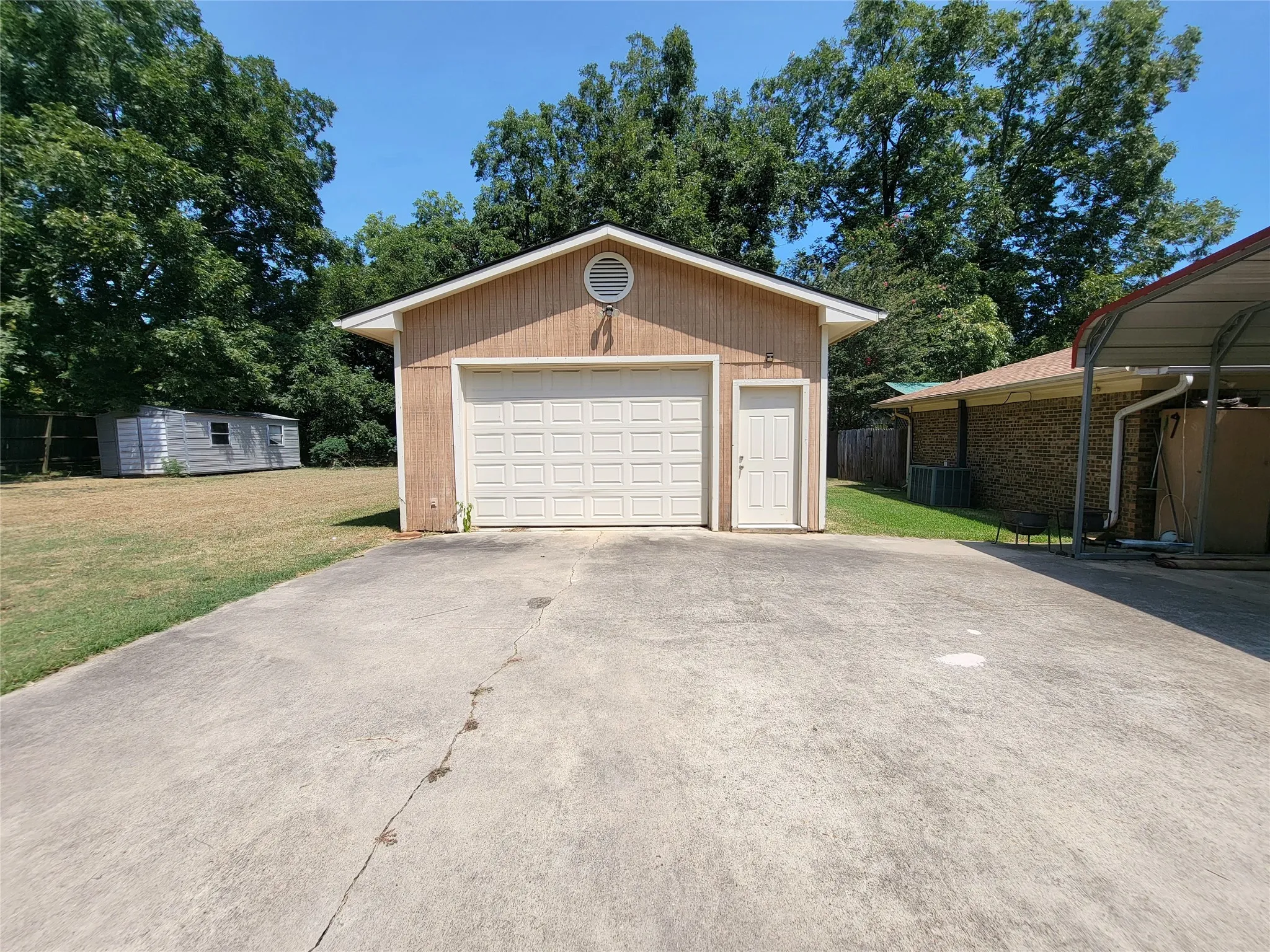 Single Family Residence For Sale in Bowie County , 303 Merrill, New Boston, Texas 75570, 4 Bedroom, 3 Bathroom, 1 Garage spaces, 2,608 Sqft, built in 1974, mls#21367783, Real Estate Agent in New Boston, Homes For Sale in Bowie county, Homes For Sale in New Boston, Realtor in New Boston Texas, Real Estate Brokerage Independent Realty Texas, Luminita Cordes Realtor