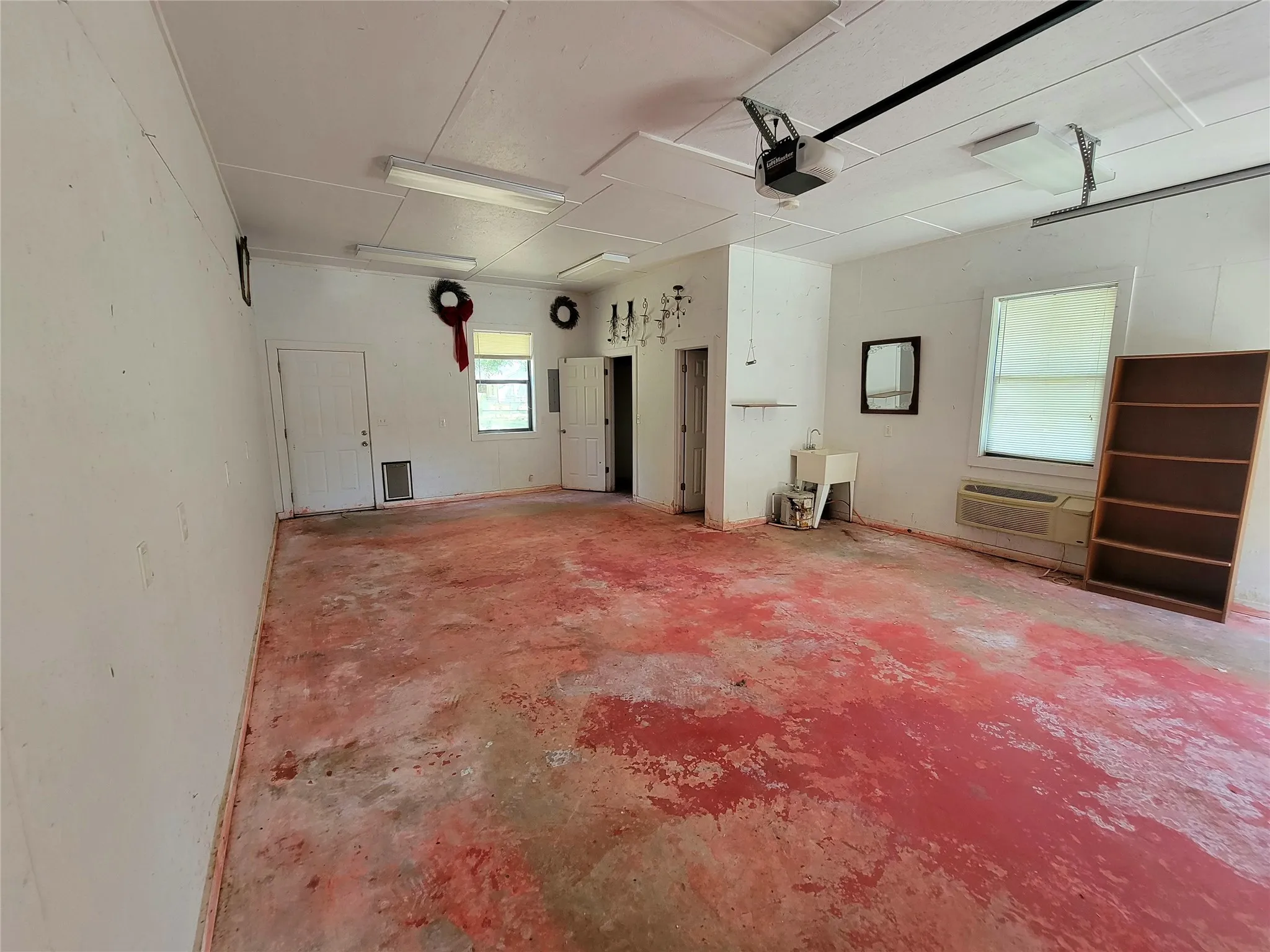 Single Family Residence For Sale in Bowie County , 303 Merrill, New Boston, Texas 75570, 4 Bedroom, 3 Bathroom, 1 Garage spaces, 2,608 Sqft, built in 1974, mls#21367783, Real Estate Agent in New Boston, Homes For Sale in Bowie county, Homes For Sale in New Boston, Realtor in New Boston Texas, Real Estate Brokerage Independent Realty Texas, Luminita Cordes Realtor
