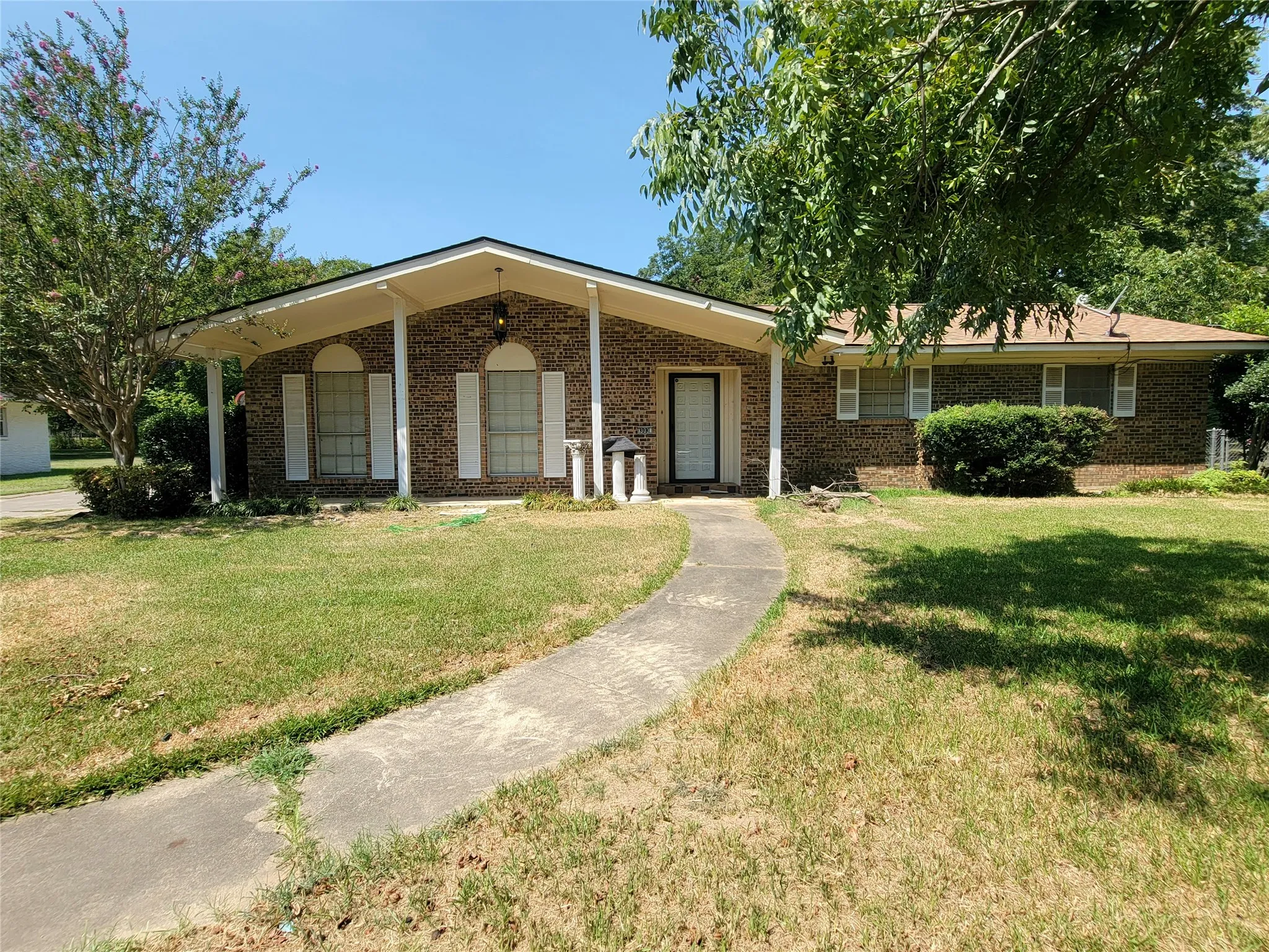 Single Family Residence For Sale in Bowie County , 303 Merrill, New Boston, Texas 75570, 4 Bedroom, 3 Bathroom, 1 Garage spaces, 2,608 Sqft, built in 1974, mls#21367783, Real Estate Agent in New Boston, Homes For Sale in Bowie county, Homes For Sale in New Boston, Realtor in New Boston Texas, Real Estate Brokerage Independent Realty Texas, Luminita Cordes Realtor