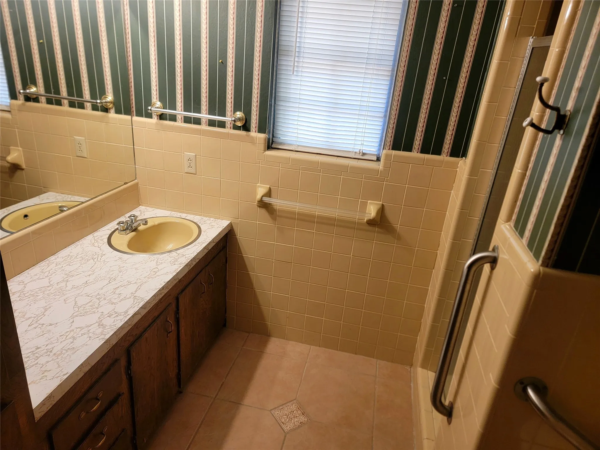 Single Family Residence For Sale in Bowie County , 303 Merrill, New Boston, Texas 75570, 4 Bedroom, 3 Bathroom, 1 Garage spaces, 2,608 Sqft, built in 1974, mls#21367783, Real Estate Agent in New Boston, Homes For Sale in Bowie county, Homes For Sale in New Boston, Realtor in New Boston Texas, Real Estate Brokerage Independent Realty Texas, Luminita Cordes Realtor