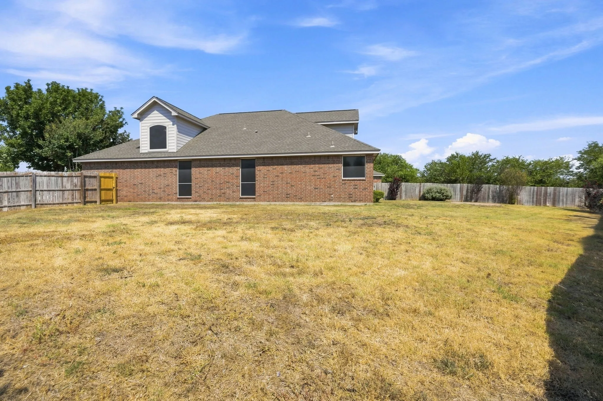 Single Family Residence For Sale in Tarrant County , 6164 Shad Drive, Fort Worth, Texas 76179, 3 Bedroom, 3 Bathroom, 2 Garage spaces, 2,268 Sqft, built in 2007, mls#21363381, Real Estate Agent in Fort Worth, Homes For Sale in Tarrant county, Homes For Sale in Fort Worth, Realtor in Fort Worth Texas, Real Estate Brokerage Independent Realty Texas, Luminita Cordes Realtor