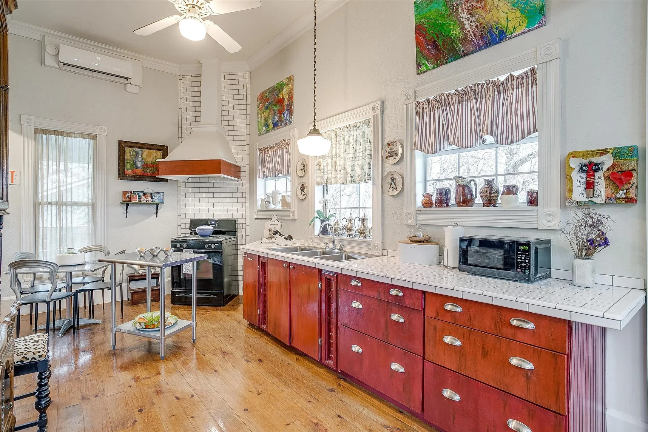 Gas stove, hard wood floors