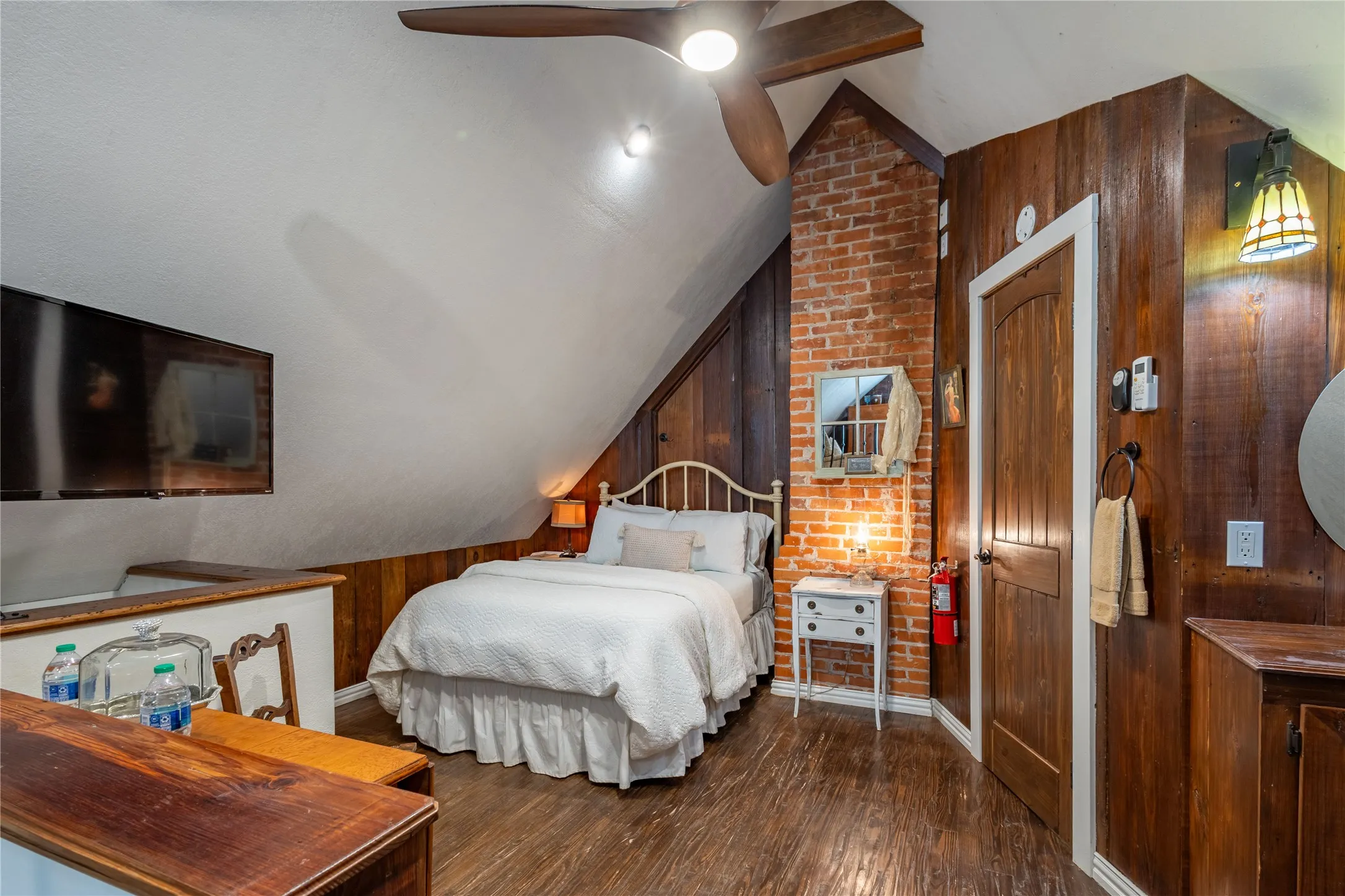 large room up in Attic with private bathroom