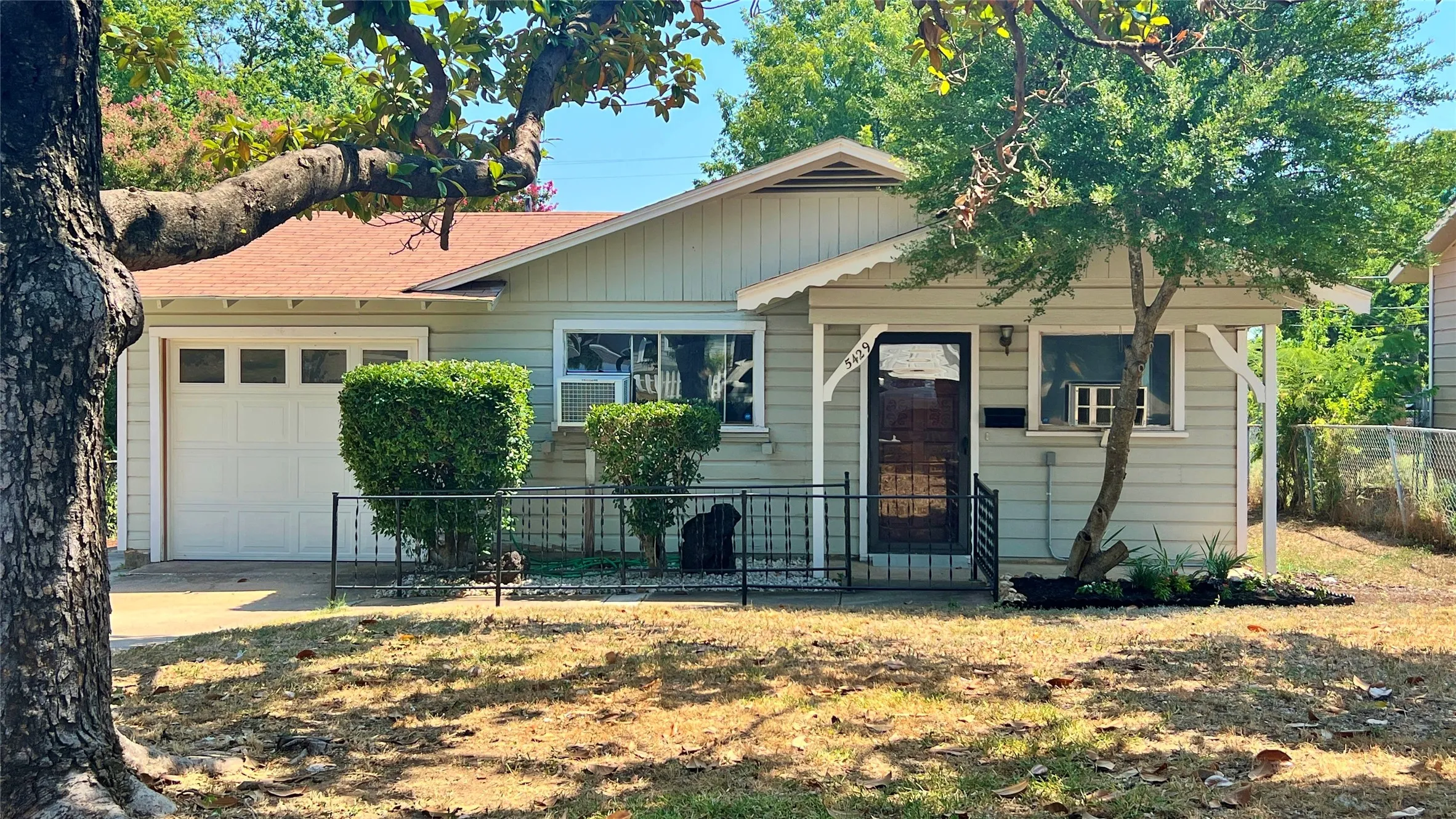 Single Family Residence For Rent in Tarrant County , 5429 Farnsworth Avenue, Fort Worth, Texas 76107, 3 Bedroom, 1 Bathroom, 1 Garage spaces, 912 Sqft, built in 1962, mls#21367795, Real Estate Agent in Fort Worth, Homes For Rent in Tarrant county, Homes For Rent in Fort Worth, Realtor in Fort Worth Texas, Real Estate Brokerage Independent Realty Texas, Luminita Cordes Realtor