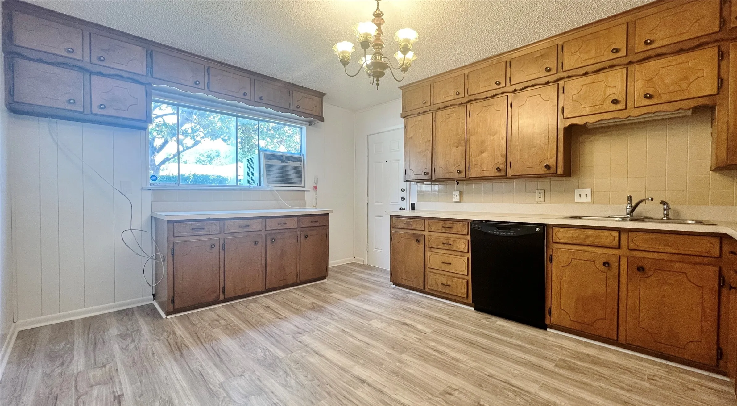 Single Family Residence For Rent in Tarrant County , 5429 Farnsworth Avenue, Fort Worth, Texas 76107, 3 Bedroom, 1 Bathroom, 1 Garage spaces, 912 Sqft, built in 1962, mls#21367795, Real Estate Agent in Fort Worth, Homes For Rent in Tarrant county, Homes For Rent in Fort Worth, Realtor in Fort Worth Texas, Real Estate Brokerage Independent Realty Texas, Luminita Cordes Realtor