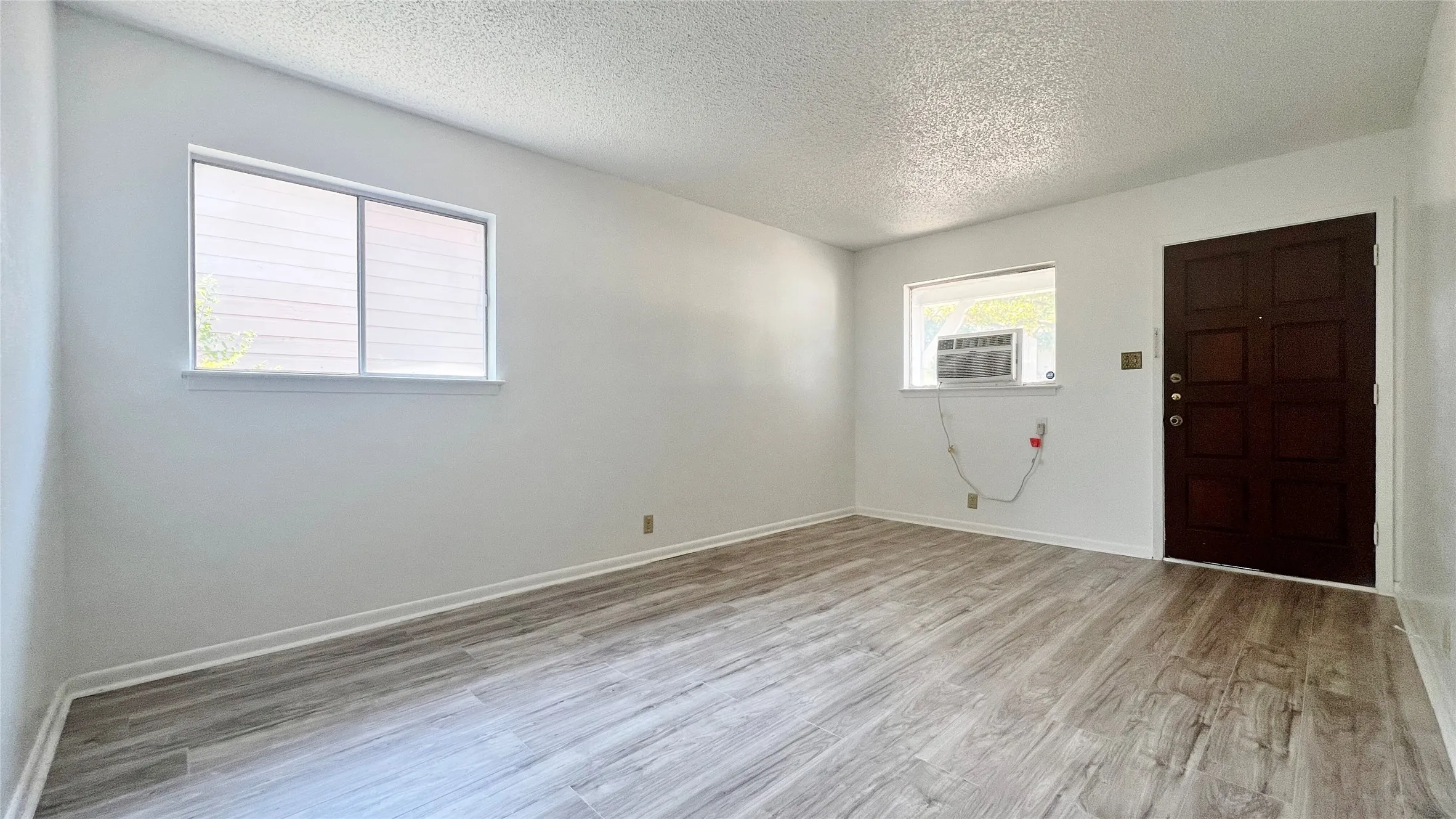 Single Family Residence For Rent in Tarrant County , 5429 Farnsworth Avenue, Fort Worth, Texas 76107, 3 Bedroom, 1 Bathroom, 1 Garage spaces, 912 Sqft, built in 1962, mls#21367795, Real Estate Agent in Fort Worth, Homes For Rent in Tarrant county, Homes For Rent in Fort Worth, Realtor in Fort Worth Texas, Real Estate Brokerage Independent Realty Texas, Luminita Cordes Realtor