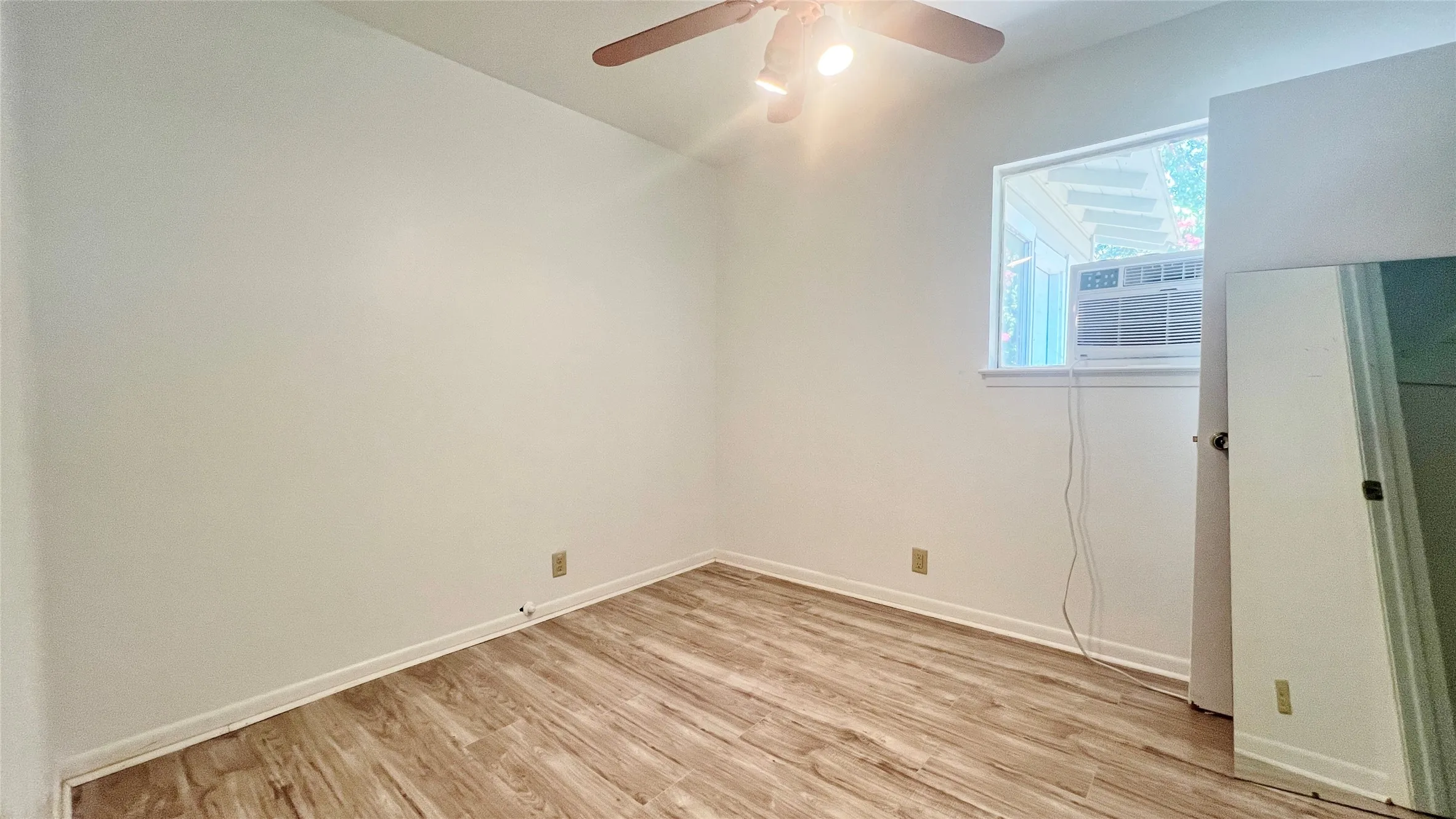 Single Family Residence For Rent in Tarrant County , 5429 Farnsworth Avenue, Fort Worth, Texas 76107, 3 Bedroom, 1 Bathroom, 1 Garage spaces, 912 Sqft, built in 1962, mls#21367795, Real Estate Agent in Fort Worth, Homes For Rent in Tarrant county, Homes For Rent in Fort Worth, Realtor in Fort Worth Texas, Real Estate Brokerage Independent Realty Texas, Luminita Cordes Realtor