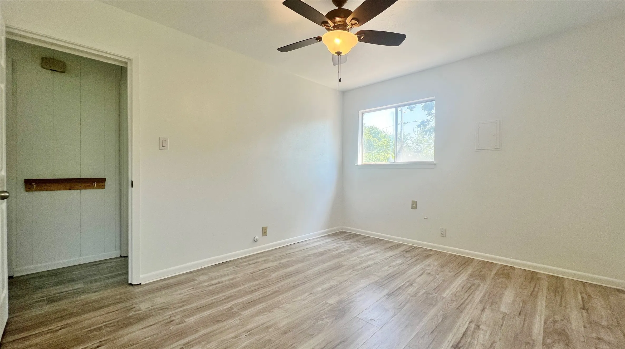 Single Family Residence For Rent in Tarrant County , 5429 Farnsworth Avenue, Fort Worth, Texas 76107, 3 Bedroom, 1 Bathroom, 1 Garage spaces, 912 Sqft, built in 1962, mls#21367795, Real Estate Agent in Fort Worth, Homes For Rent in Tarrant county, Homes For Rent in Fort Worth, Realtor in Fort Worth Texas, Real Estate Brokerage Independent Realty Texas, Luminita Cordes Realtor