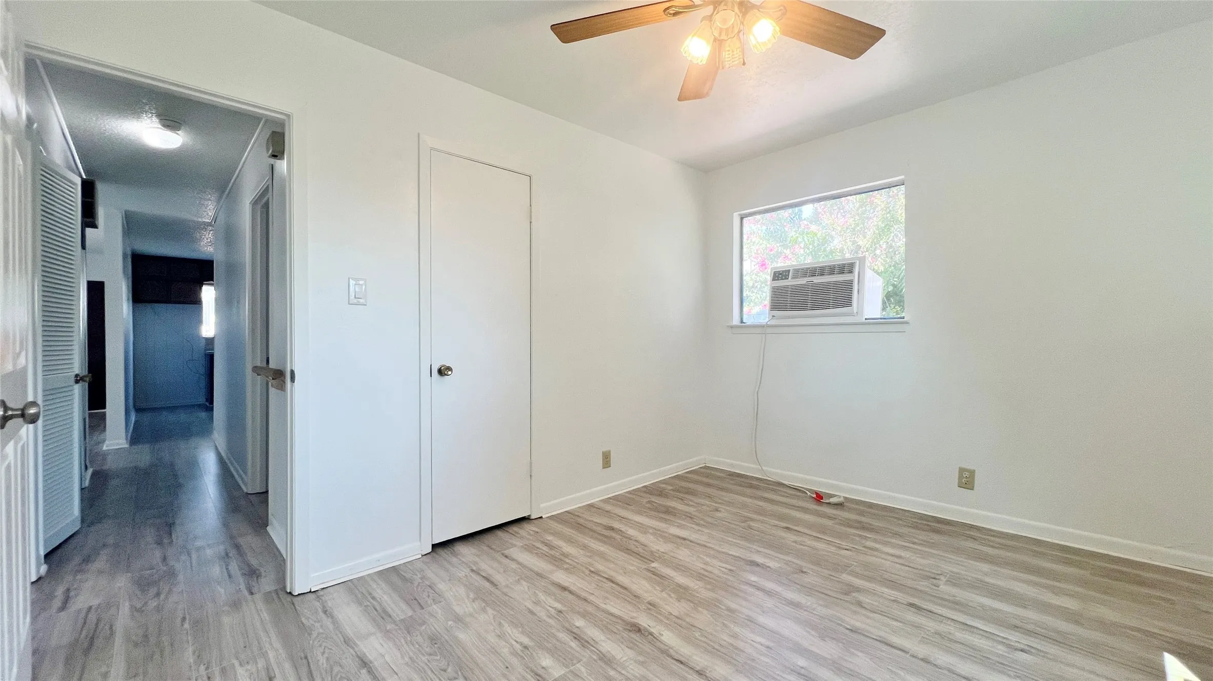 Single Family Residence For Rent in Tarrant County , 5429 Farnsworth Avenue, Fort Worth, Texas 76107, 3 Bedroom, 1 Bathroom, 1 Garage spaces, 912 Sqft, built in 1962, mls#21367795, Real Estate Agent in Fort Worth, Homes For Rent in Tarrant county, Homes For Rent in Fort Worth, Realtor in Fort Worth Texas, Real Estate Brokerage Independent Realty Texas, Luminita Cordes Realtor