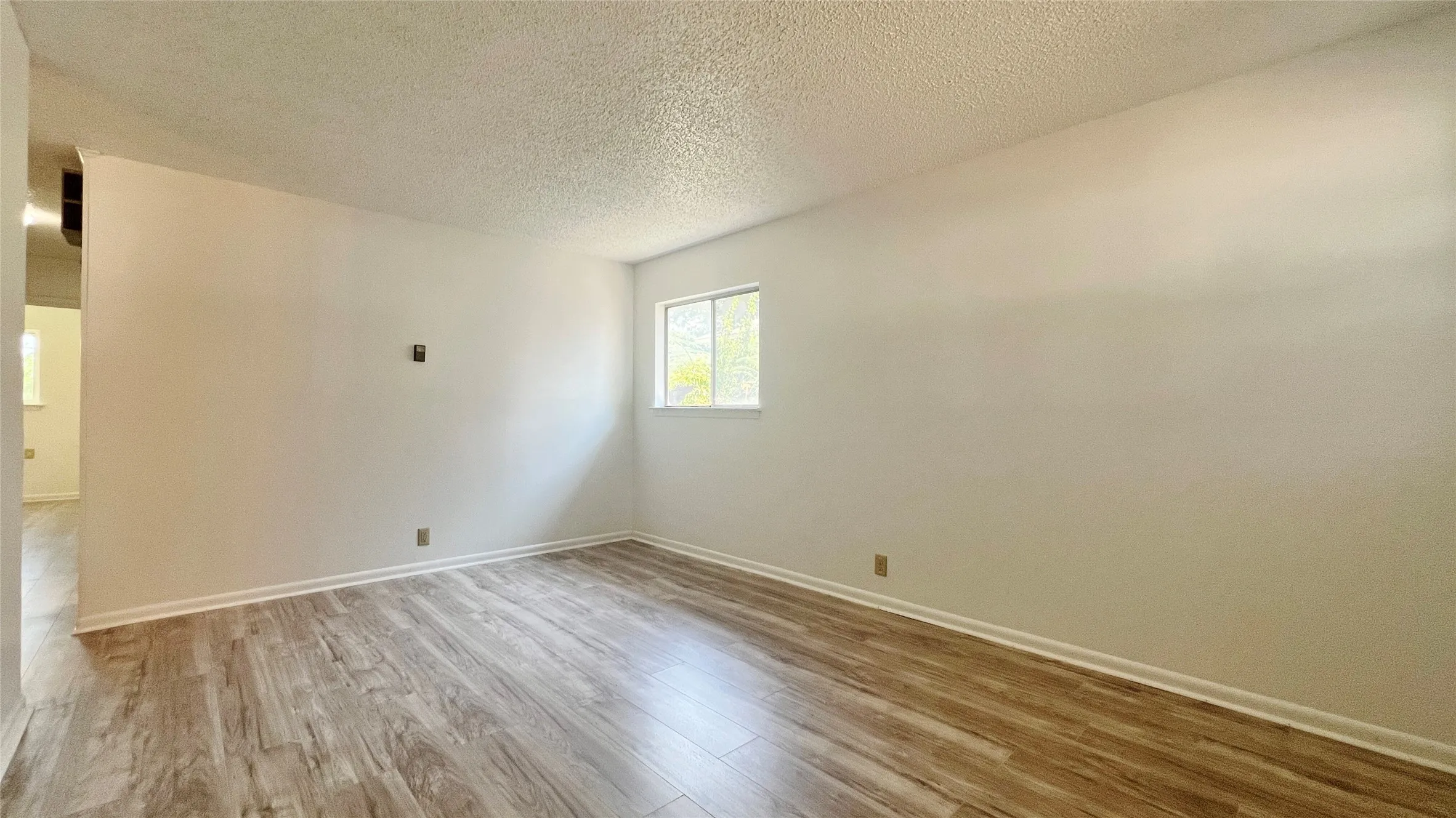 Single Family Residence For Rent in Tarrant County , 5429 Farnsworth Avenue, Fort Worth, Texas 76107, 3 Bedroom, 1 Bathroom, 1 Garage spaces, 912 Sqft, built in 1962, mls#21367795, Real Estate Agent in Fort Worth, Homes For Rent in Tarrant county, Homes For Rent in Fort Worth, Realtor in Fort Worth Texas, Real Estate Brokerage Independent Realty Texas, Luminita Cordes Realtor