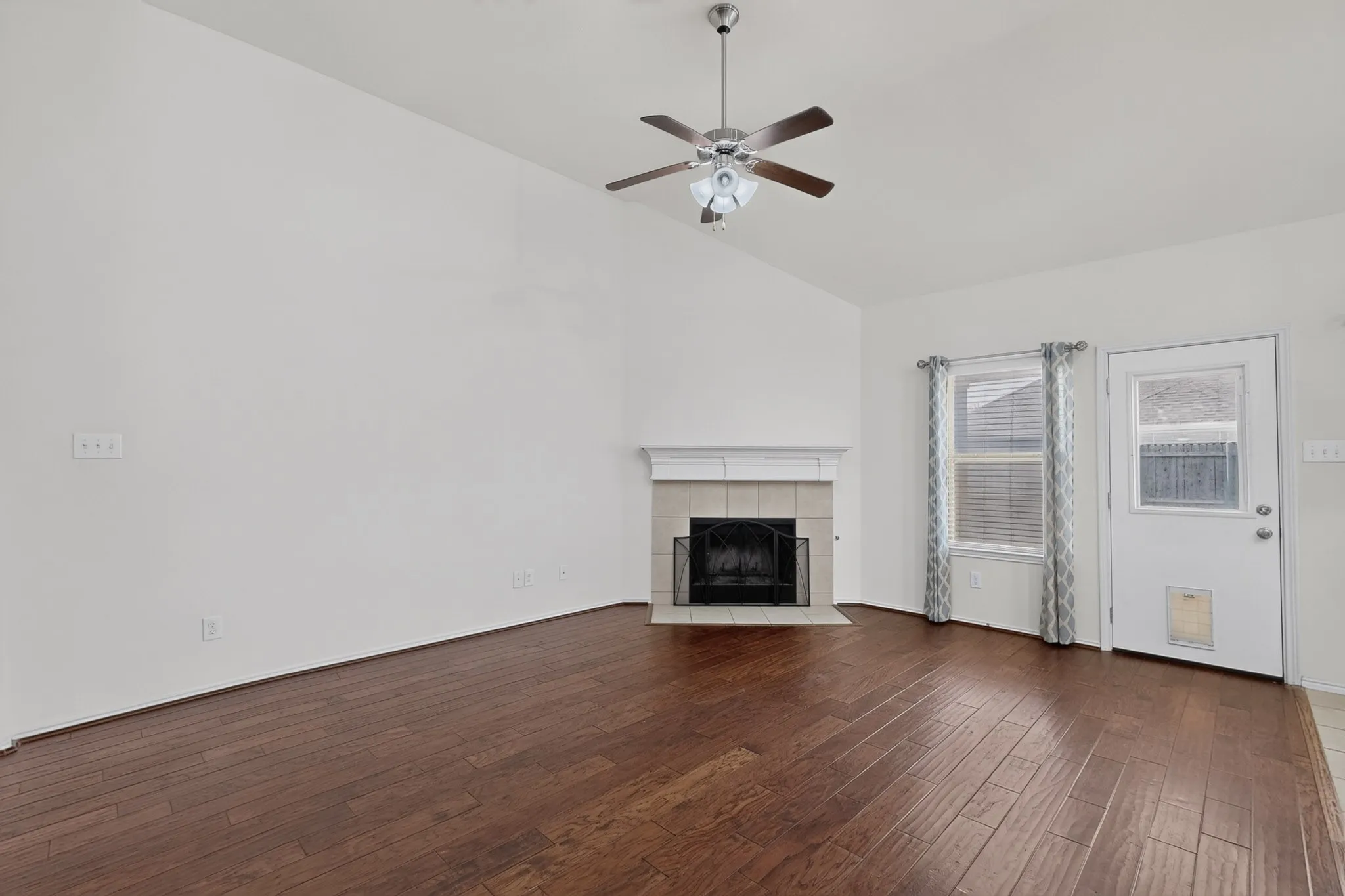 Single Family Residence For Rent in Denton County , 1208 Villa Paloma Boulevard, Little Elm, Texas 75068, 3 Bedroom, 2 Bathroom, 2 Garage spaces, 1,716 Sqft, built in 2012, mls#21367747, Real Estate Agent in Little Elm, Homes For Rent in Denton county, Homes For Rent in Little Elm, Realtor in Little Elm Texas, Real Estate Brokerage Independent Realty Texas, Luminita Cordes Realtor