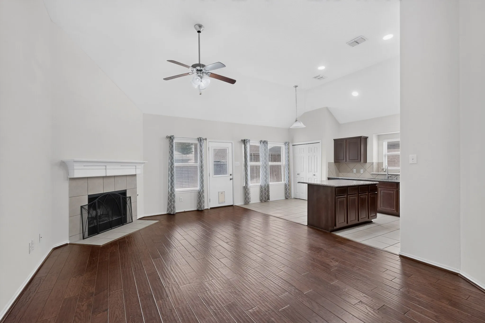 Single Family Residence For Rent in Denton County , 1208 Villa Paloma Boulevard, Little Elm, Texas 75068, 3 Bedroom, 2 Bathroom, 2 Garage spaces, 1,716 Sqft, built in 2012, mls#21367747, Real Estate Agent in Little Elm, Homes For Rent in Denton county, Homes For Rent in Little Elm, Realtor in Little Elm Texas, Real Estate Brokerage Independent Realty Texas, Luminita Cordes Realtor