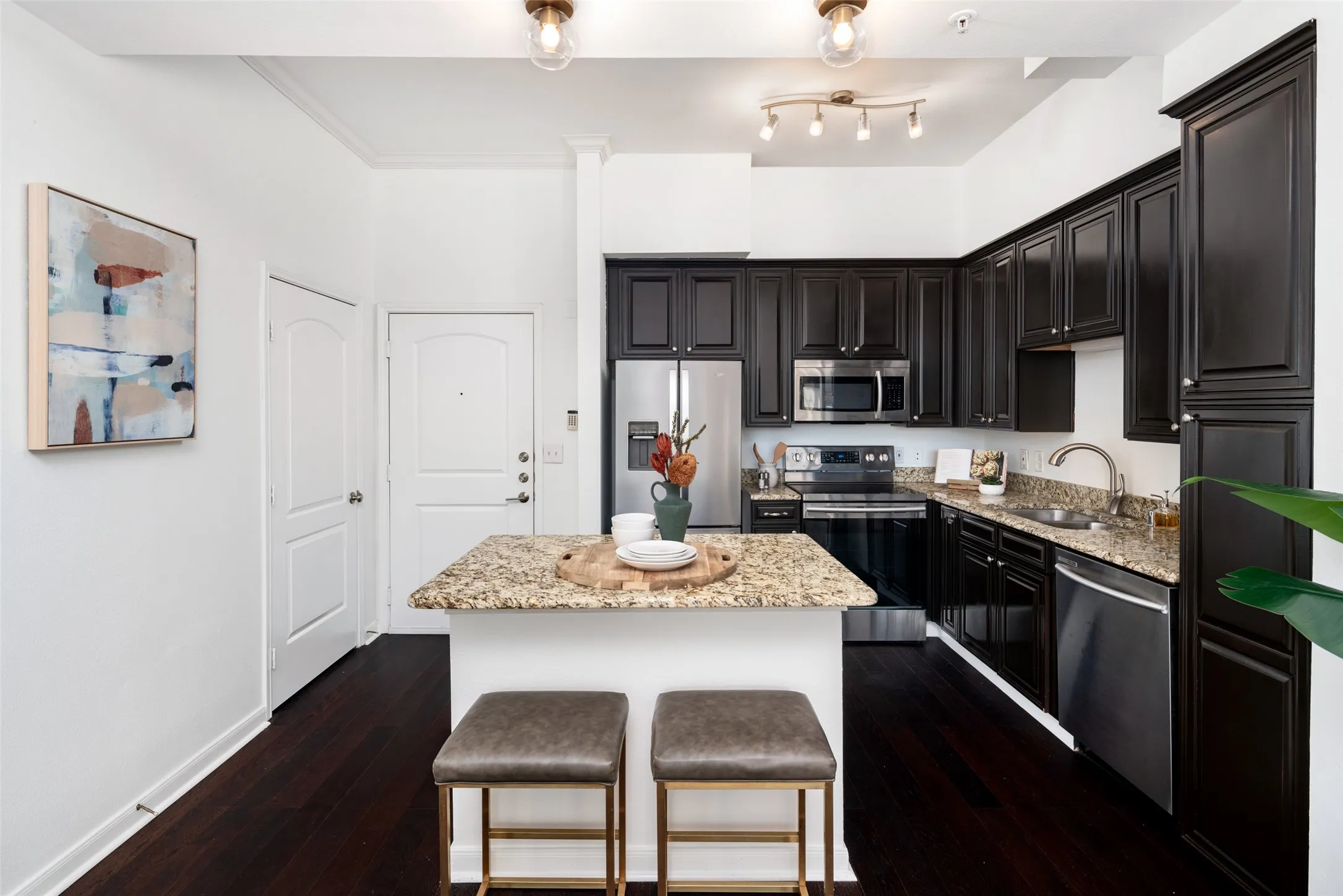 Condominium For Sale in Dallas County , 3225 Turtle Creek Boulevard 716, Dallas, Texas 75219, 1 Bedroom, 1 Bathroom, 2 Garage spaces, 829 Sqft, built in 1998, mls#21362119, Real Estate Agent in Dallas, Homes For Sale in Dallas county, Homes For Sale in Dallas, Realtor in Dallas Texas, Real Estate Brokerage Independent Realty Texas, Luminita Cordes Realtor