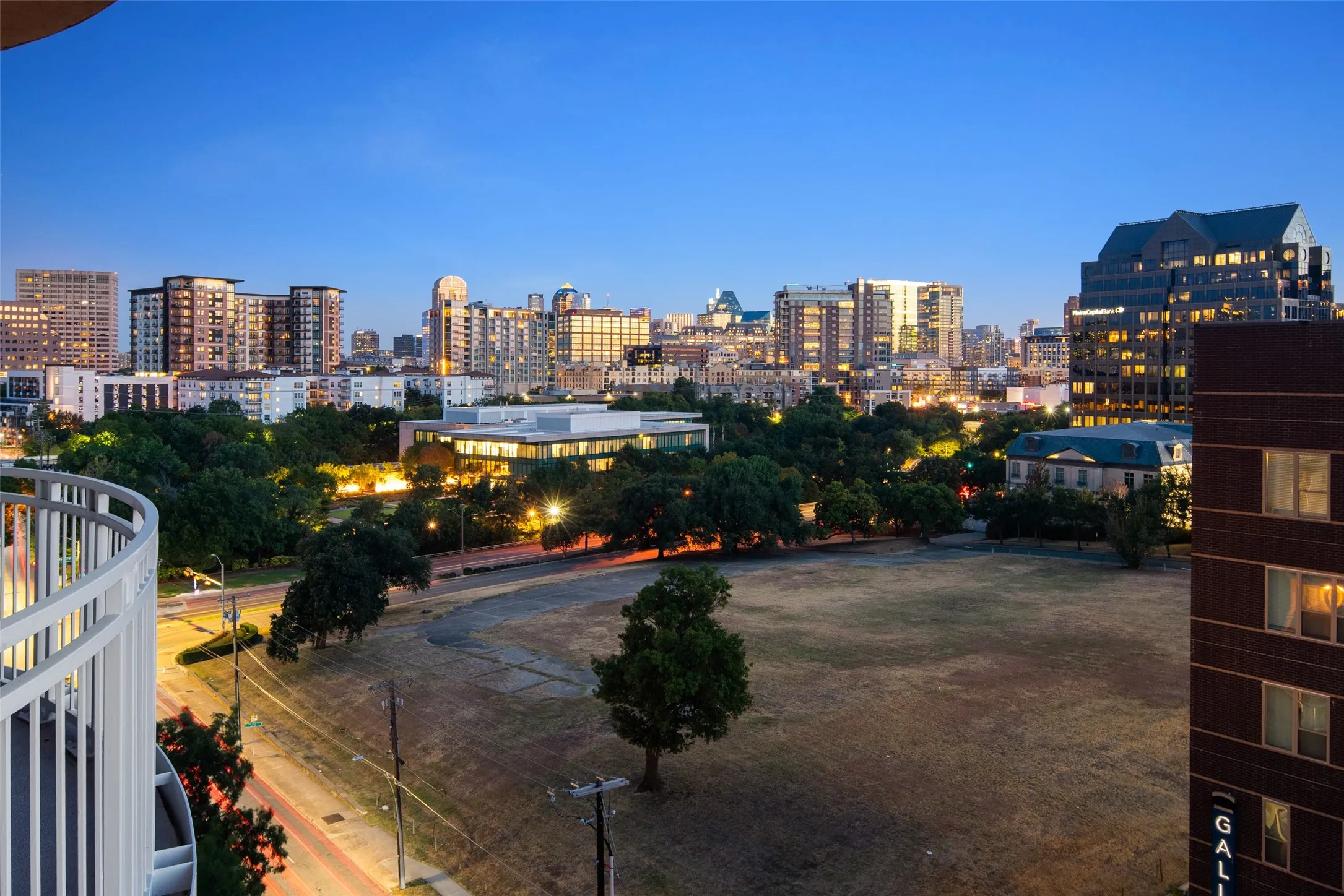 Condominium For Sale in Dallas County , 3225 Turtle Creek Boulevard 716, Dallas, Texas 75219, 1 Bedroom, 1 Bathroom, 2 Garage spaces, 829 Sqft, built in 1998, mls#21362119, Real Estate Agent in Dallas, Homes For Sale in Dallas county, Homes For Sale in Dallas, Realtor in Dallas Texas, Real Estate Brokerage Independent Realty Texas, Luminita Cordes Realtor