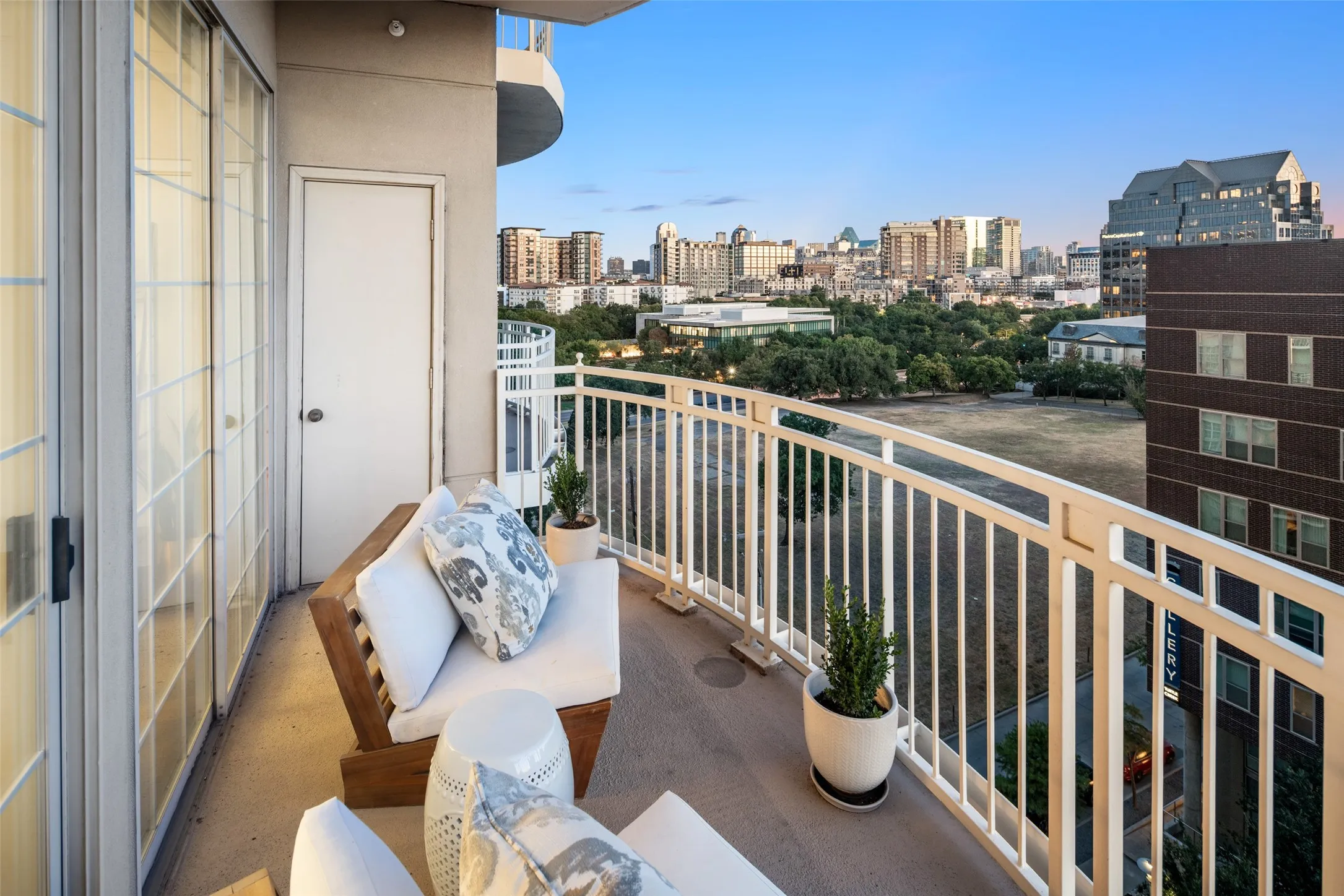 Condominium For Sale in Dallas County , 3225 Turtle Creek Boulevard 716, Dallas, Texas 75219, 1 Bedroom, 1 Bathroom, 2 Garage spaces, 829 Sqft, built in 1998, mls#21362119, Real Estate Agent in Dallas, Homes For Sale in Dallas county, Homes For Sale in Dallas, Realtor in Dallas Texas, Real Estate Brokerage Independent Realty Texas, Luminita Cordes Realtor