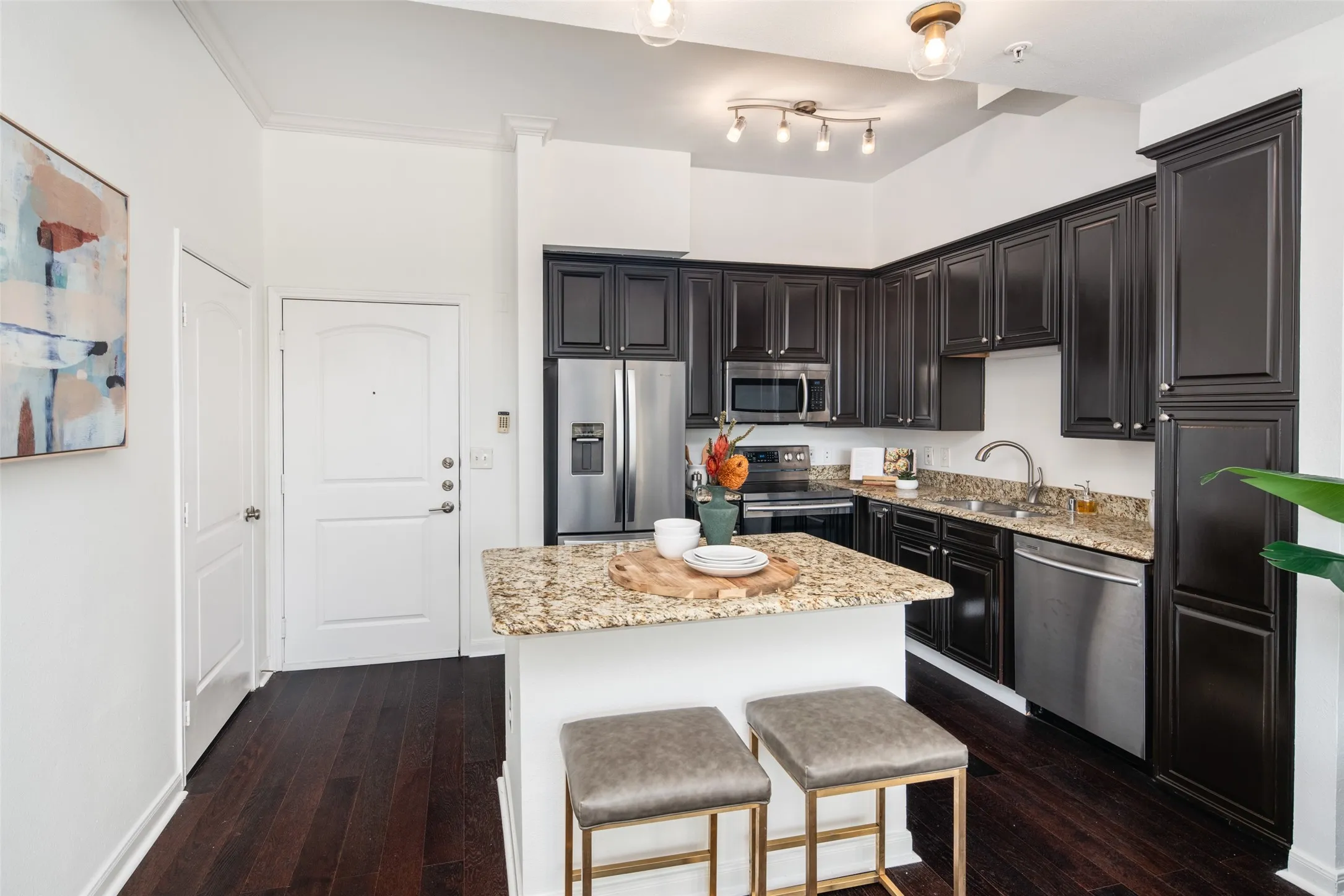 Condominium For Sale in Dallas County , 3225 Turtle Creek Boulevard 716, Dallas, Texas 75219, 1 Bedroom, 1 Bathroom, 2 Garage spaces, 829 Sqft, built in 1998, mls#21362119, Real Estate Agent in Dallas, Homes For Sale in Dallas county, Homes For Sale in Dallas, Realtor in Dallas Texas, Real Estate Brokerage Independent Realty Texas, Luminita Cordes Realtor