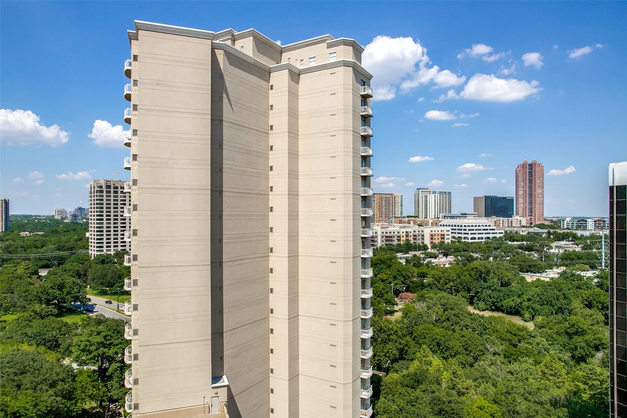 Condominium For Sale in Dallas County , 3225 Turtle Creek Boulevard 716, Dallas, Texas 75219, 1 Bedroom, 1 Bathroom, 2 Garage spaces, 829 Sqft, built in 1998, mls#21362119, Real Estate Agent in Dallas, Homes For Sale in Dallas county, Homes For Sale in Dallas, Realtor in Dallas Texas, Real Estate Brokerage Independent Realty Texas, Luminita Cordes Realtor