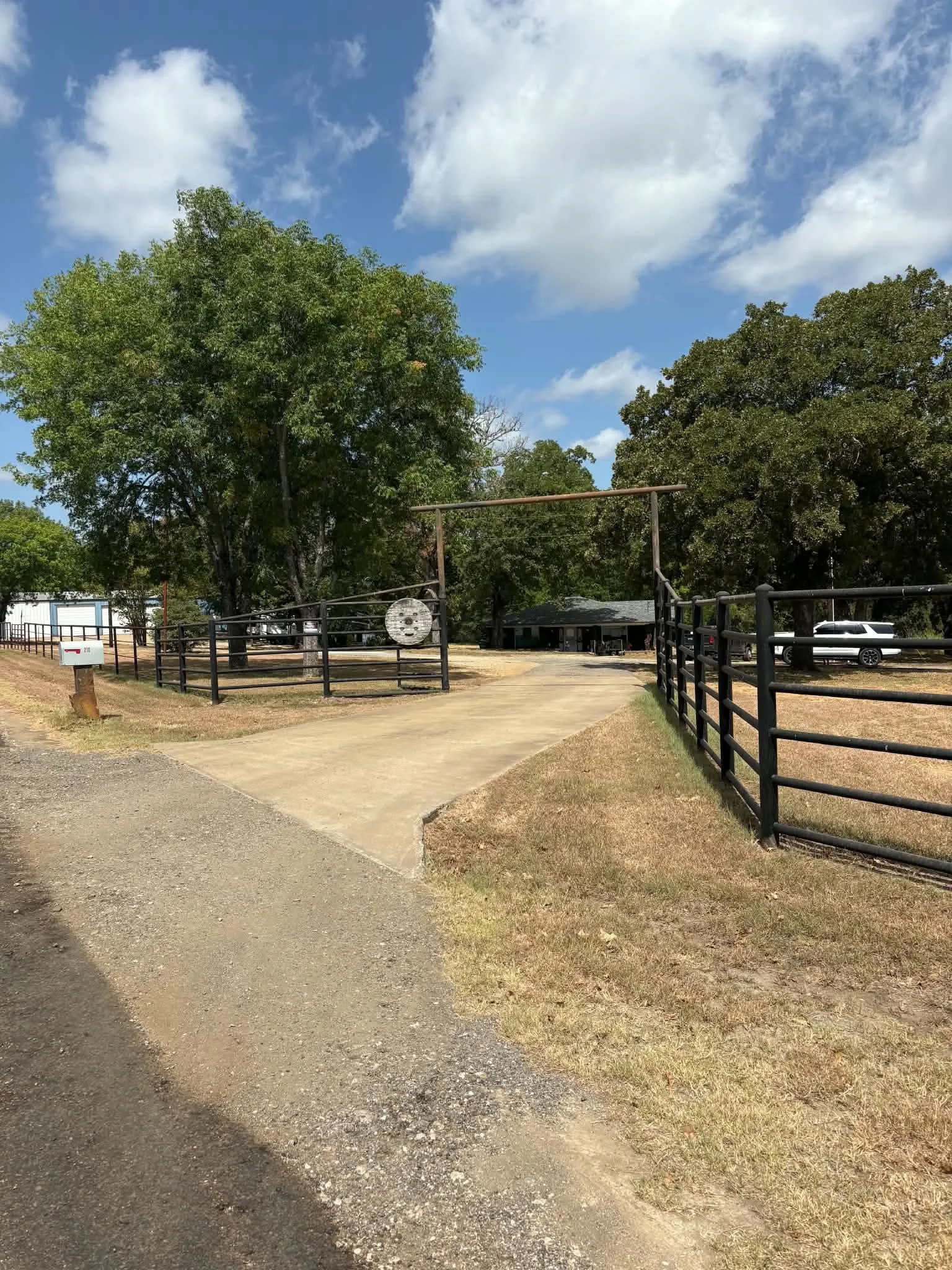 Single Family Residence For Sale in Van Zandt County , 210 Vz County Road 2722, Mabank, Texas 75147, 3 Bedroom, 2 Bathroom, Garage spaces, 1,867 Sqft, built in 1987, mls#21367813, Real Estate Agent in Mabank, Homes For Sale in Van Zandt county, Homes For Sale in Mabank, Realtor in Mabank Texas, Real Estate Brokerage Independent Realty Texas, Luminita Cordes Realtor