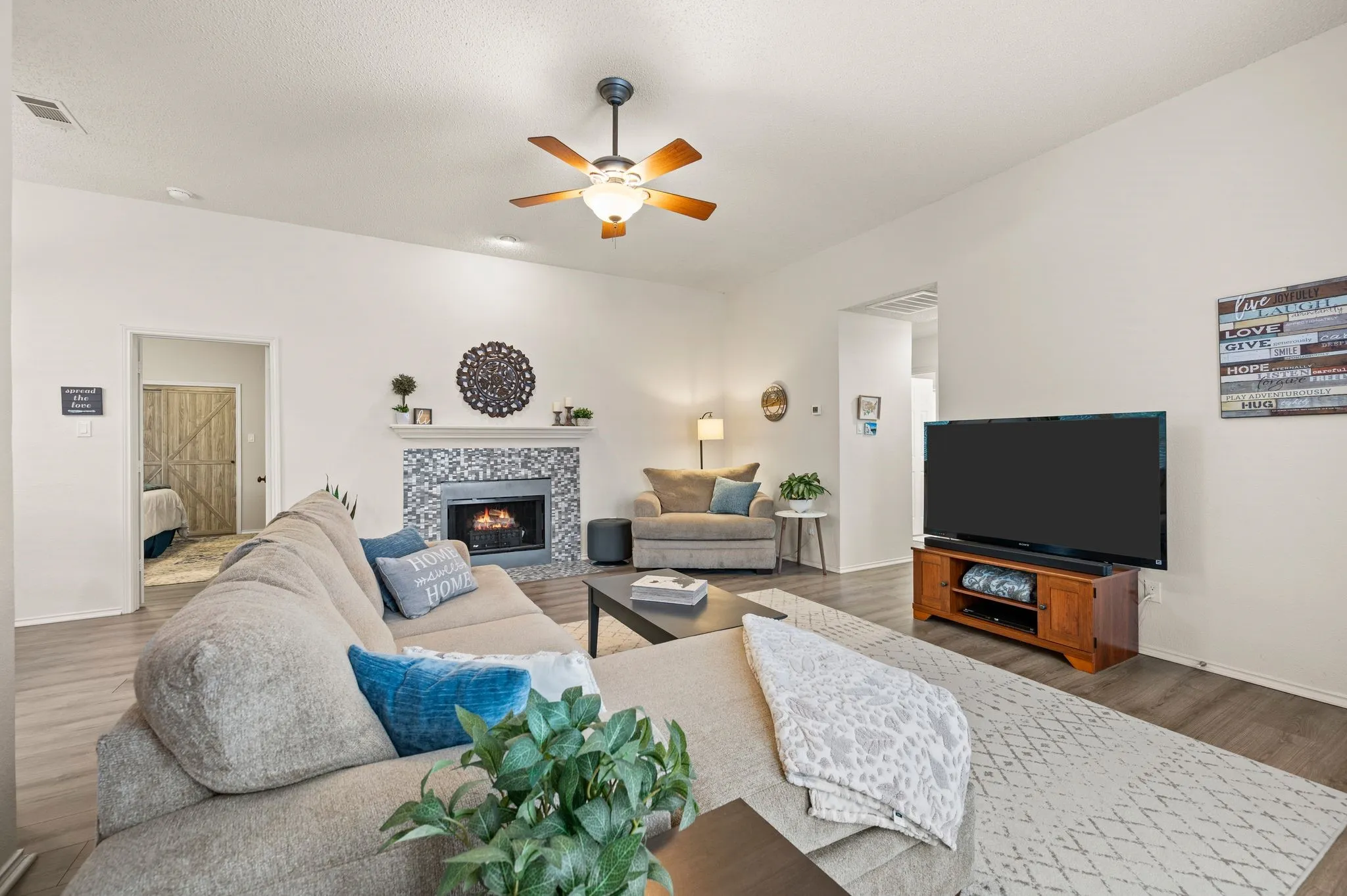 Single Family Residence For Sale in Tarrant County , 1916 Pine Ridge Drive, Bedford, Texas 76021, 2 Bedroom, 2 Bathroom, 2 Garage spaces, 1,237 Sqft, built in 1991, mls#21304462, Real Estate Agent in Bedford, Homes For Sale in Tarrant county, Homes For Sale in Bedford, Realtor in Bedford Texas, Real Estate Brokerage Independent Realty Texas, Luminita Cordes Realtor