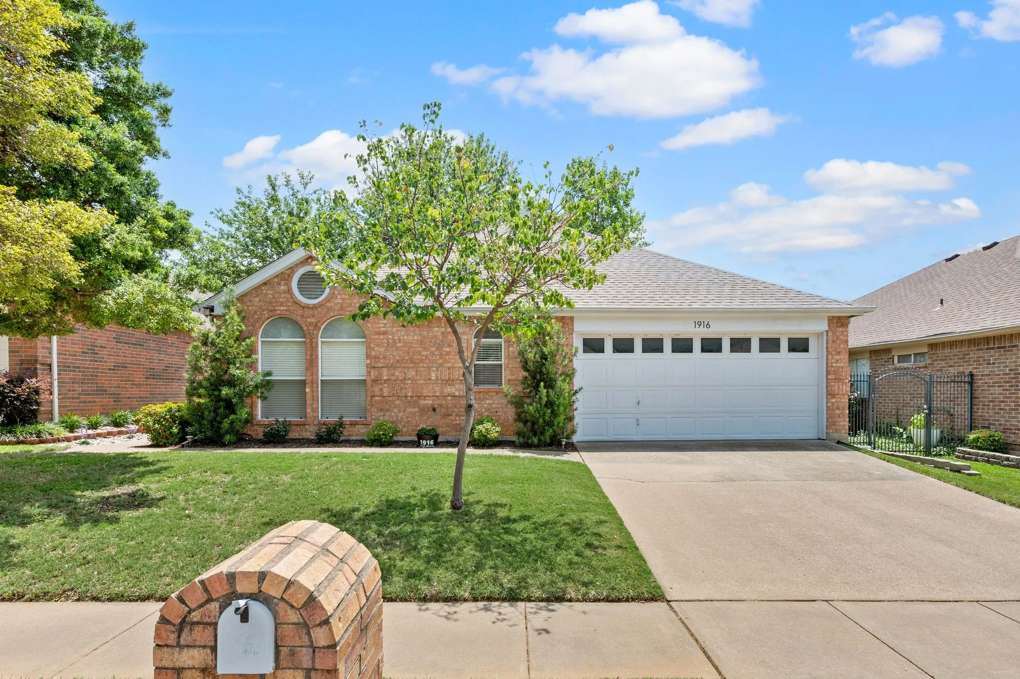 Single Family Residence For Sale in Tarrant County , 1916 Pine Ridge Drive, Bedford, Texas 76021, 2 Bedroom, 2 Bathroom, 2 Garage spaces, 1,237 Sqft, built in 1991, mls#21304462, Real Estate Agent in Bedford, Homes For Sale in Tarrant county, Homes For Sale in Bedford, Realtor in Bedford Texas, Real Estate Brokerage Independent Realty Texas, Luminita Cordes Realtor