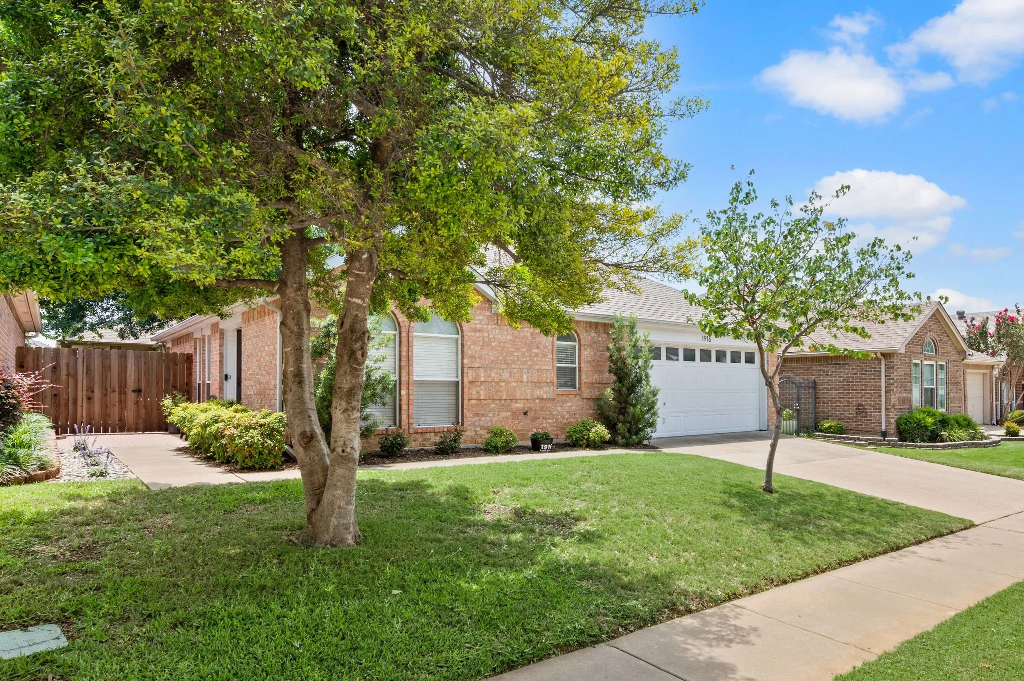 Single Family Residence For Sale in Tarrant County , 1916 Pine Ridge Drive, Bedford, Texas 76021, 2 Bedroom, 2 Bathroom, 2 Garage spaces, 1,237 Sqft, built in 1991, mls#21304462, Real Estate Agent in Bedford, Homes For Sale in Tarrant county, Homes For Sale in Bedford, Realtor in Bedford Texas, Real Estate Brokerage Independent Realty Texas, Luminita Cordes Realtor