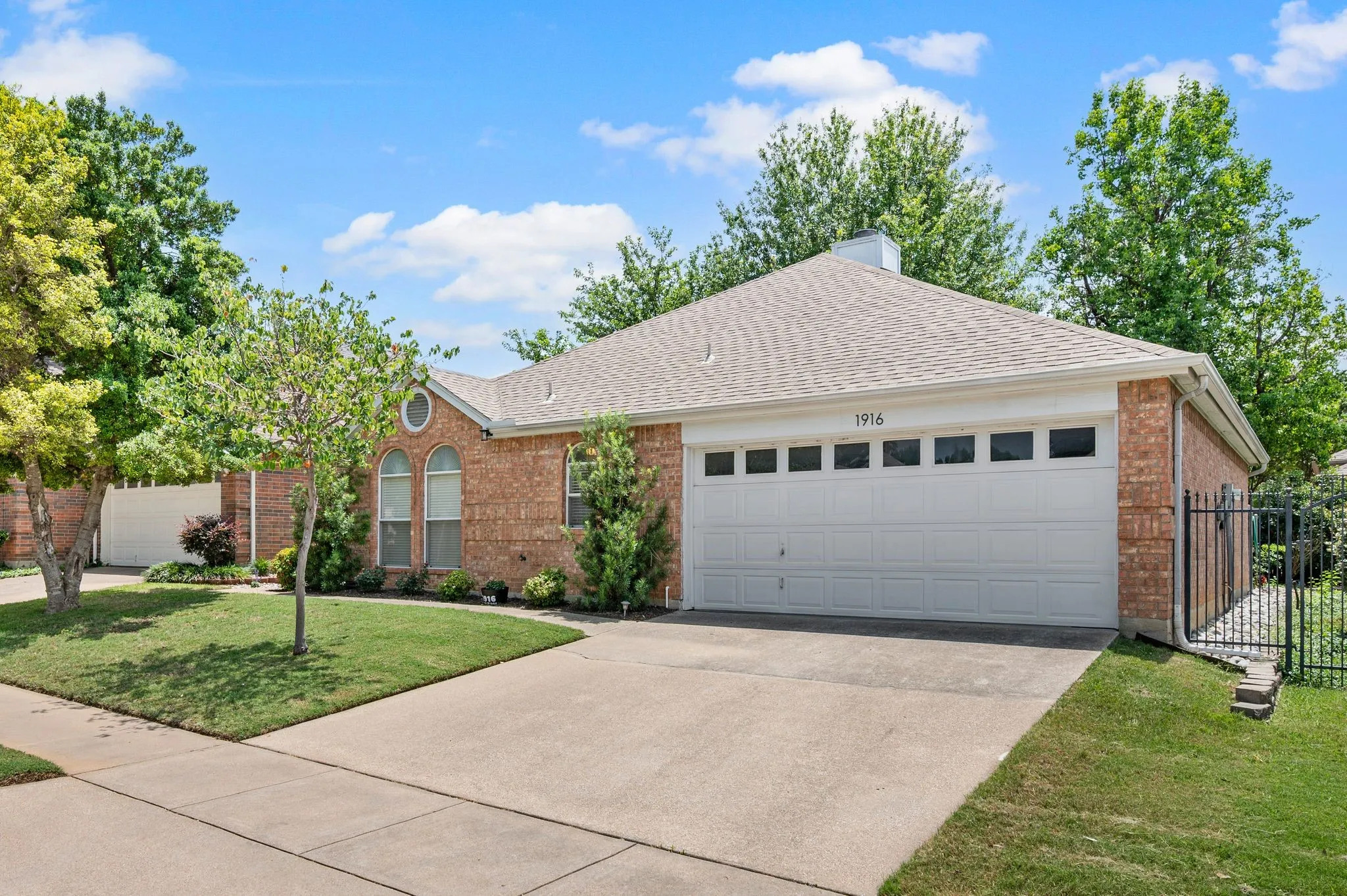 Single Family Residence For Sale in Tarrant County , 1916 Pine Ridge Drive, Bedford, Texas 76021, 2 Bedroom, 2 Bathroom, 2 Garage spaces, 1,237 Sqft, built in 1991, mls#21304462, Real Estate Agent in Bedford, Homes For Sale in Tarrant county, Homes For Sale in Bedford, Realtor in Bedford Texas, Real Estate Brokerage Independent Realty Texas, Luminita Cordes Realtor