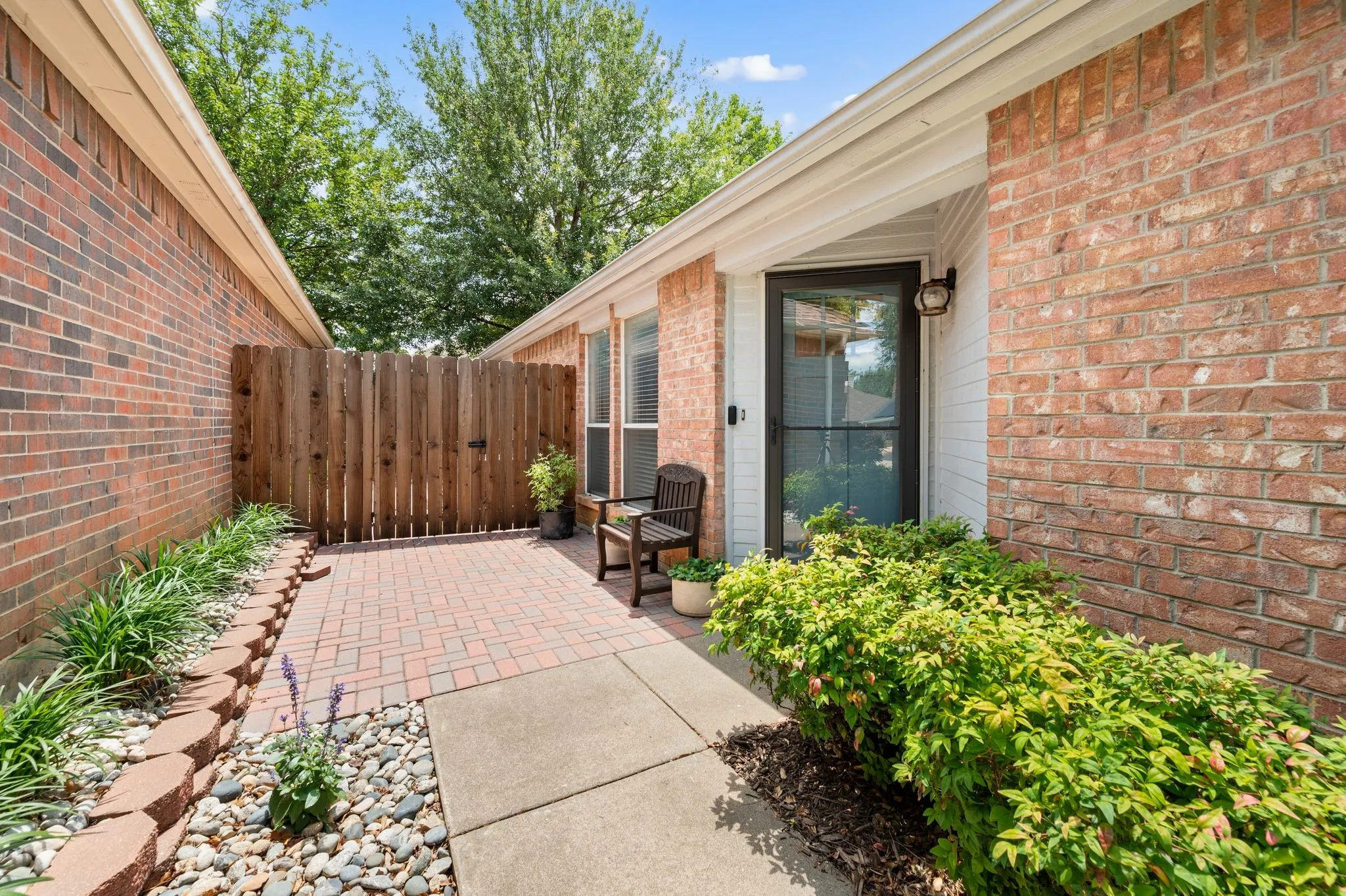 Single Family Residence For Sale in Tarrant County , 1916 Pine Ridge Drive, Bedford, Texas 76021, 2 Bedroom, 2 Bathroom, 2 Garage spaces, 1,237 Sqft, built in 1991, mls#21304462, Real Estate Agent in Bedford, Homes For Sale in Tarrant county, Homes For Sale in Bedford, Realtor in Bedford Texas, Real Estate Brokerage Independent Realty Texas, Luminita Cordes Realtor