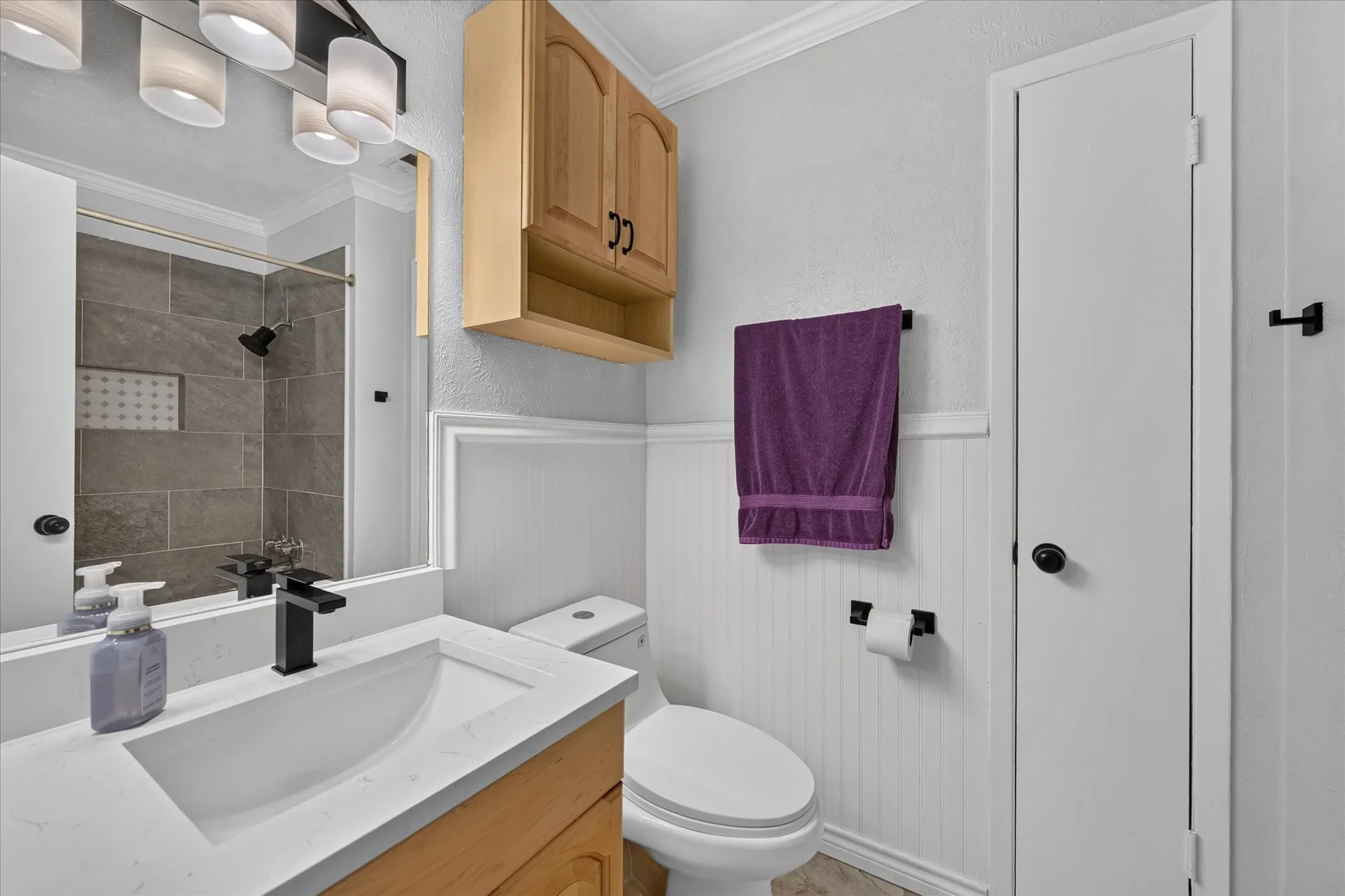 Pimary full bath with updated vanity and fixtures