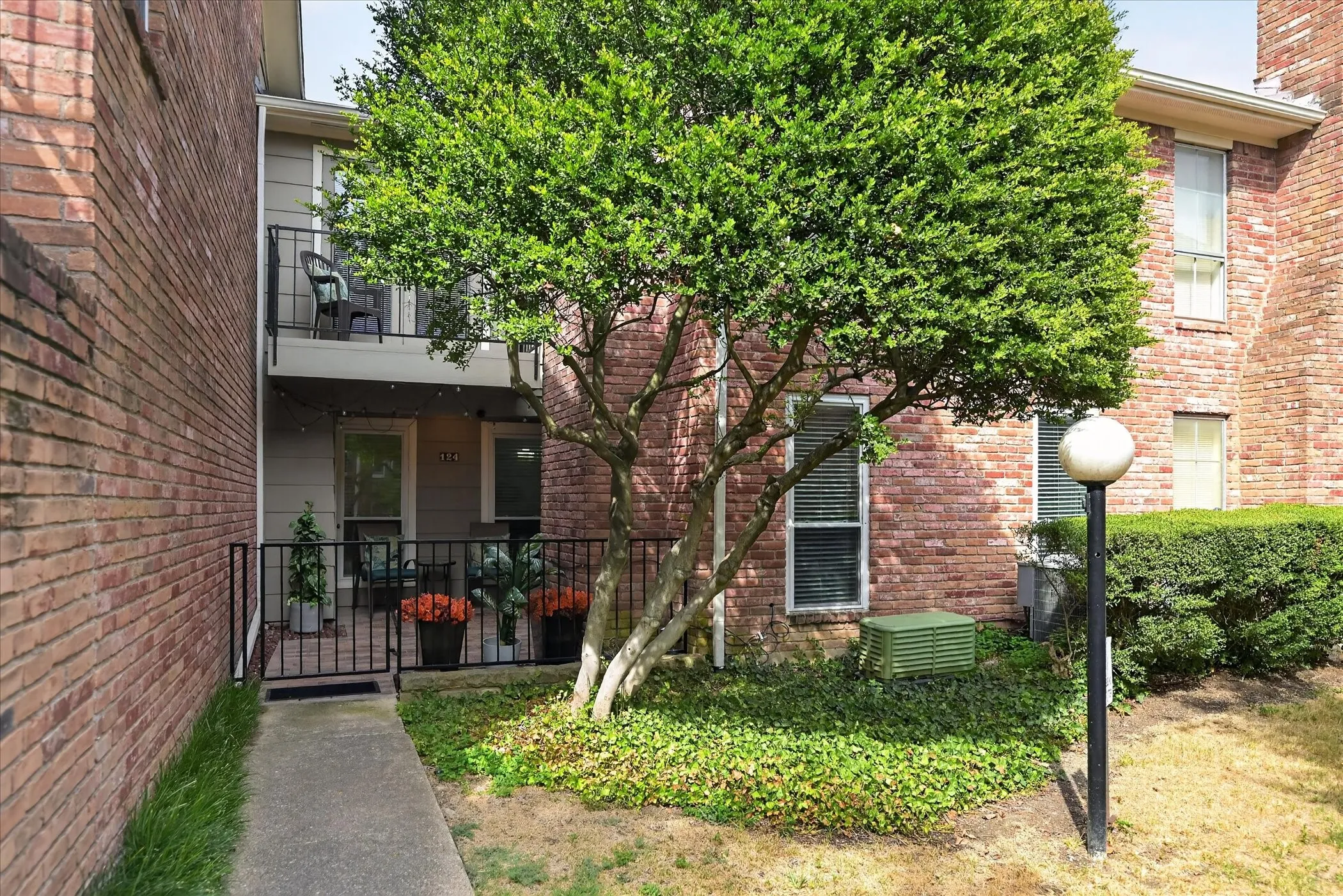 front view with Sidewalk and​​‌​​​​‌​​‌‌​‌‌​​​‌‌​‌​‌​‌​​​‌​​ Landscape