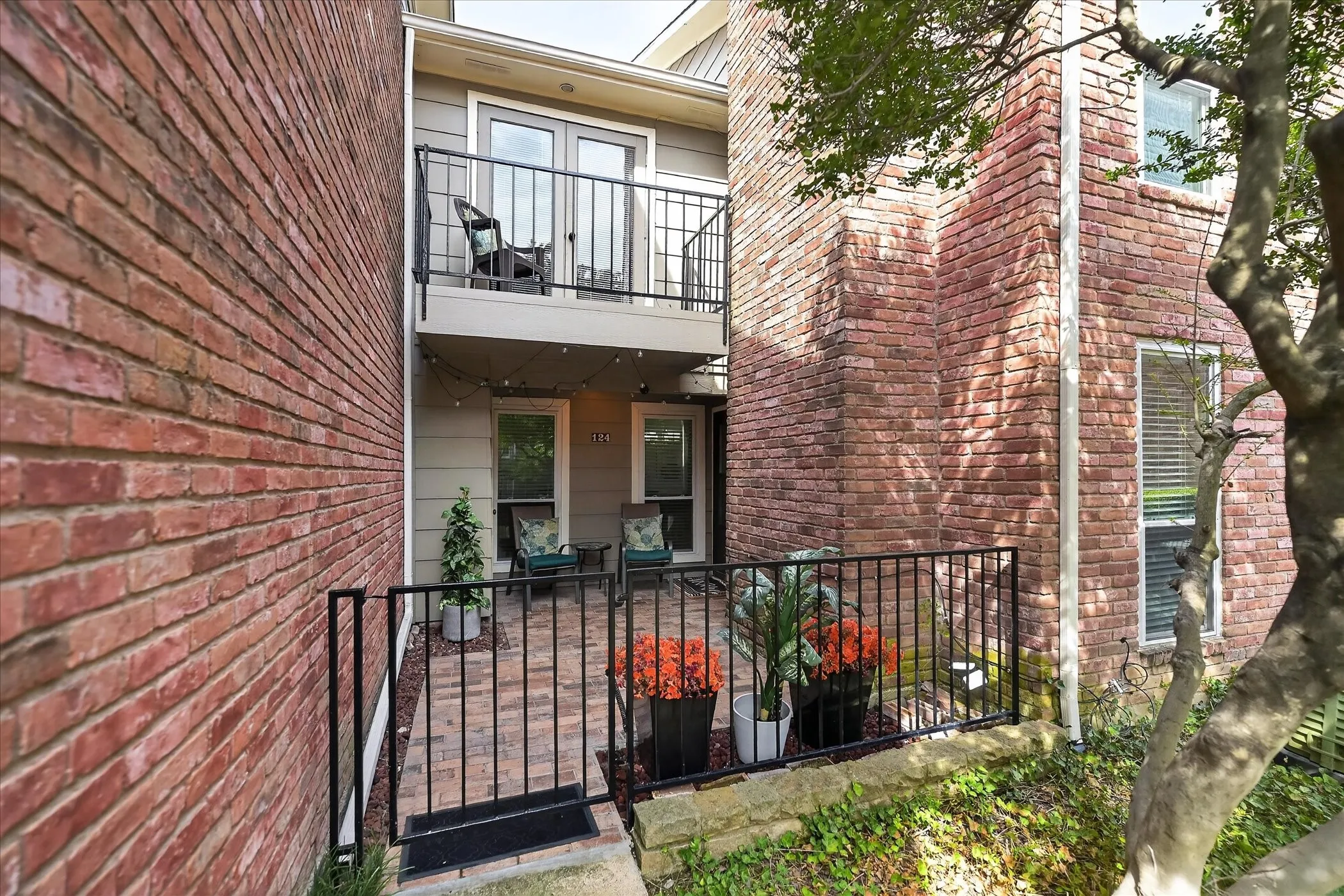 Condominium For Sale in Dallas County , 7510 Holly Hill Drive 124, Dallas, Texas 75231, 2 Bedroom, 3 Bathroom, Garage spaces, 1,184 Sqft, built in 1979, mls#21364539, Real Estate Agent in Dallas, Homes For Sale in Dallas county, Homes For Sale in Dallas, Realtor in Dallas Texas, Real Estate Brokerage Independent Realty Texas, Luminita Cordes Realtor