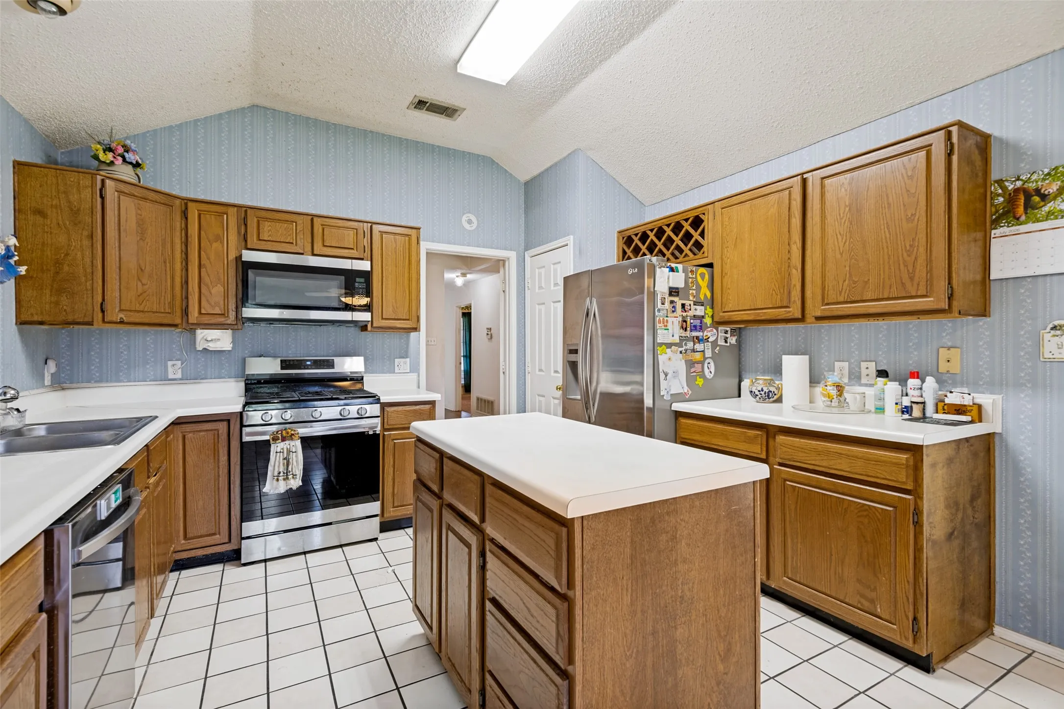 Single Family Residence For Sale in Dallas County , 821 Creek Valley Road, Mesquite, Texas 75181, 3 Bedroom, 2 Bathroom, 2 Garage spaces, 1,452 Sqft, built in 1989, mls#21367301, Real Estate Agent in Mesquite, Homes For Sale in Dallas county, Homes For Sale in Mesquite, Realtor in Mesquite Texas, Real Estate Brokerage Independent Realty Texas, Luminita Cordes Realtor