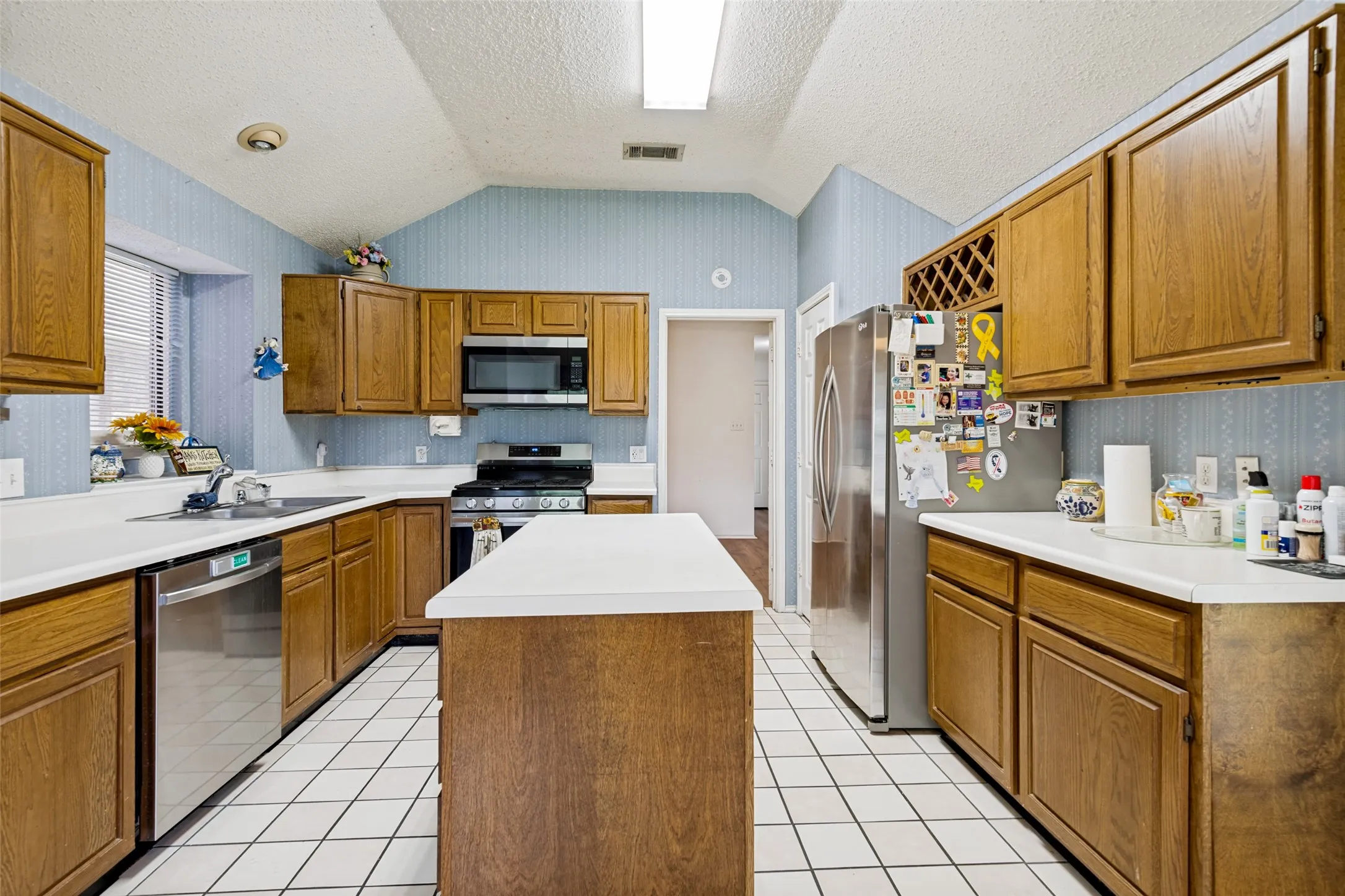 Single Family Residence For Sale in Dallas County , 821 Creek Valley Road, Mesquite, Texas 75181, 3 Bedroom, 2 Bathroom, 2 Garage spaces, 1,452 Sqft, built in 1989, mls#21367301, Real Estate Agent in Mesquite, Homes For Sale in Dallas county, Homes For Sale in Mesquite, Realtor in Mesquite Texas, Real Estate Brokerage Independent Realty Texas, Luminita Cordes Realtor