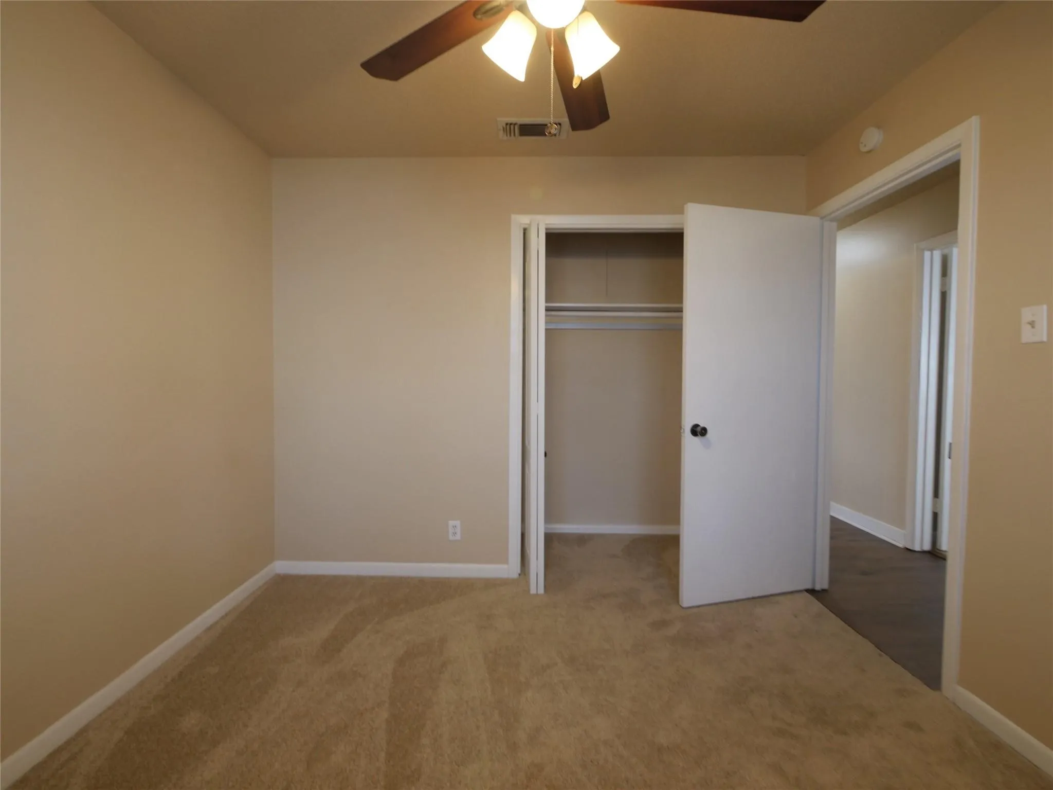 Single Family Residence For Sale in Grayson County , 2702 Shawn Drive, Denison, Texas 75020, 3 Bedroom, 2 Bathroom, 2 Garage spaces, 1,232 Sqft, built in 1967, mls#21367823, Real Estate Agent in Denison, Homes For Sale in Grayson county, Homes For Sale in Denison, Realtor in Denison Texas, Real Estate Brokerage Independent Realty Texas, Luminita Cordes Realtor