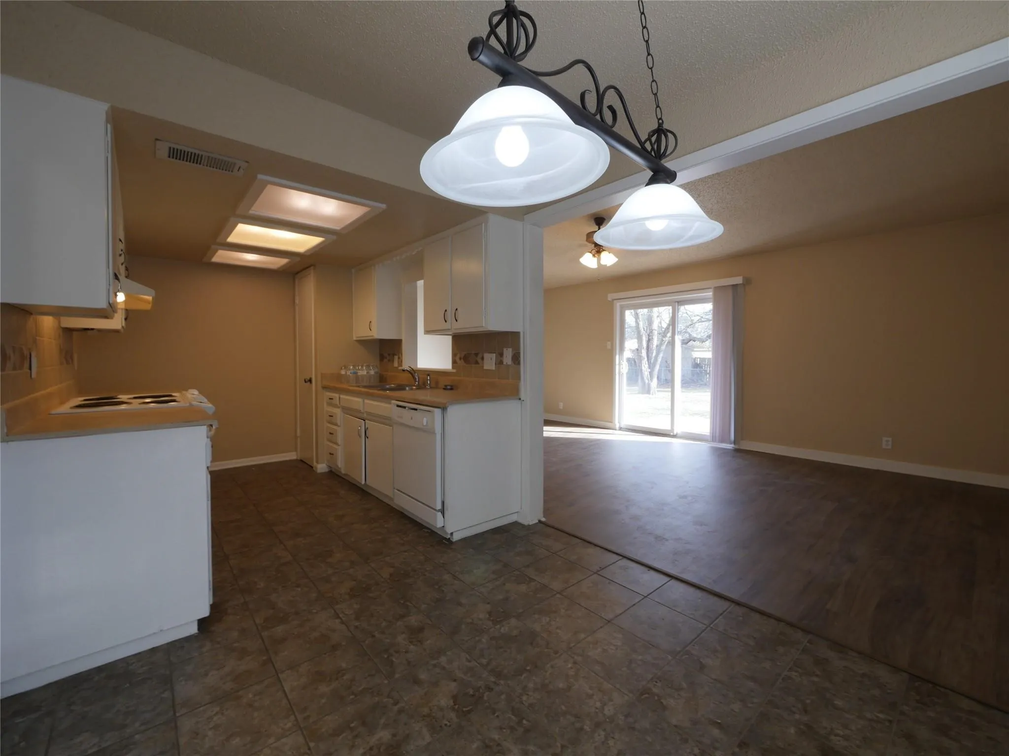 Single Family Residence For Sale in Grayson County , 2702 Shawn Drive, Denison, Texas 75020, 3 Bedroom, 2 Bathroom, 2 Garage spaces, 1,232 Sqft, built in 1967, mls#21367823, Real Estate Agent in Denison, Homes For Sale in Grayson county, Homes For Sale in Denison, Realtor in Denison Texas, Real Estate Brokerage Independent Realty Texas, Luminita Cordes Realtor