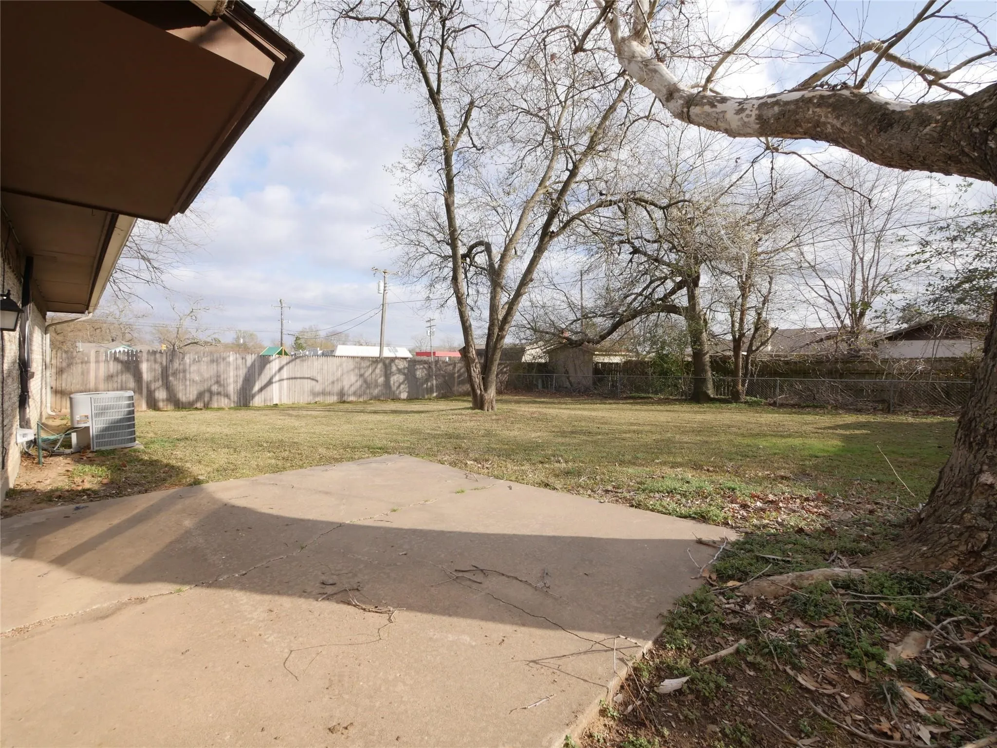 Single Family Residence For Sale in Grayson County , 2702 Shawn Drive, Denison, Texas 75020, 3 Bedroom, 2 Bathroom, 2 Garage spaces, 1,232 Sqft, built in 1967, mls#21367823, Real Estate Agent in Denison, Homes For Sale in Grayson county, Homes For Sale in Denison, Realtor in Denison Texas, Real Estate Brokerage Independent Realty Texas, Luminita Cordes Realtor