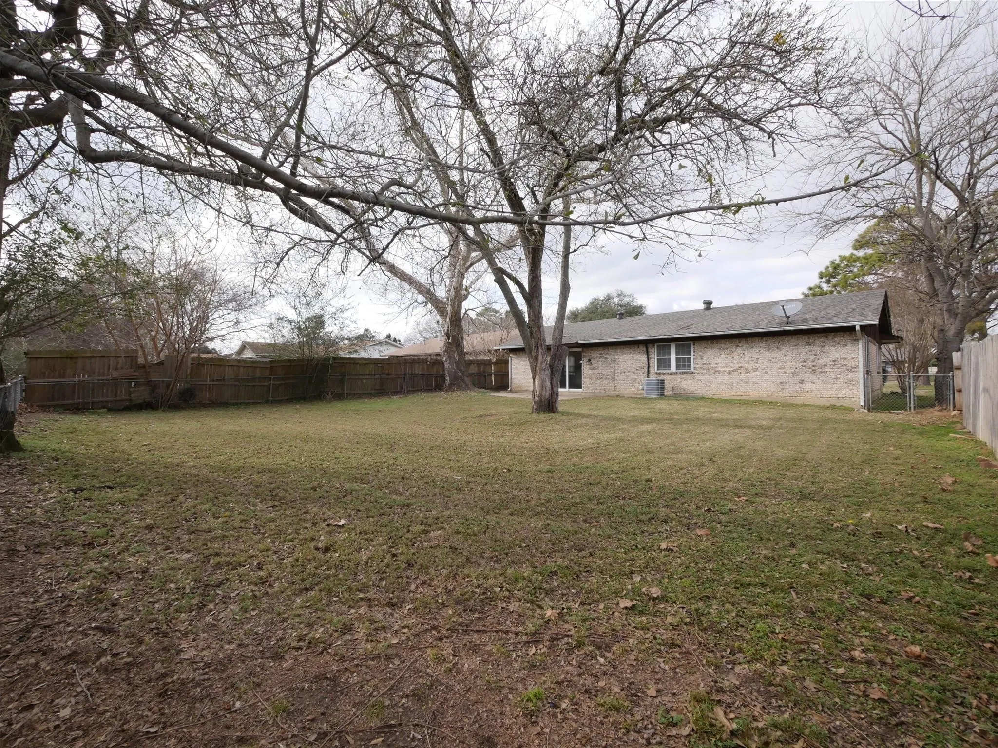 Single Family Residence For Sale in Grayson County , 2702 Shawn Drive, Denison, Texas 75020, 3 Bedroom, 2 Bathroom, 2 Garage spaces, 1,232 Sqft, built in 1967, mls#21367823, Real Estate Agent in Denison, Homes For Sale in Grayson county, Homes For Sale in Denison, Realtor in Denison Texas, Real Estate Brokerage Independent Realty Texas, Luminita Cordes Realtor