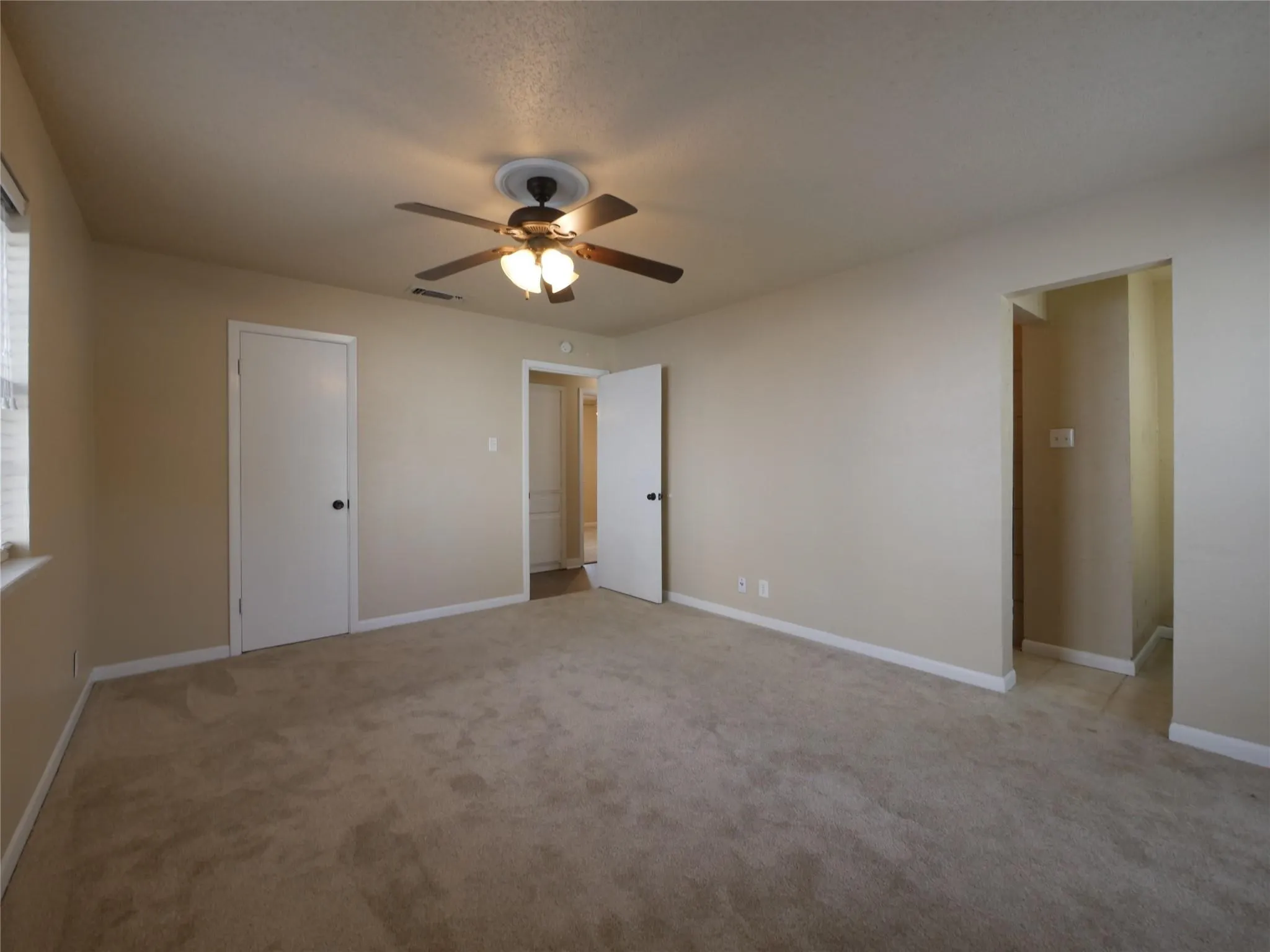 Single Family Residence For Sale in Grayson County , 2702 Shawn Drive, Denison, Texas 75020, 3 Bedroom, 2 Bathroom, 2 Garage spaces, 1,232 Sqft, built in 1967, mls#21367823, Real Estate Agent in Denison, Homes For Sale in Grayson county, Homes For Sale in Denison, Realtor in Denison Texas, Real Estate Brokerage Independent Realty Texas, Luminita Cordes Realtor