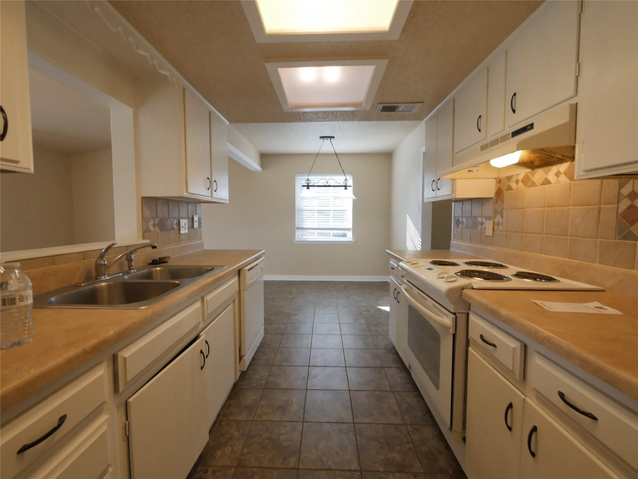Single Family Residence For Sale in Grayson County , 2702 Shawn Drive, Denison, Texas 75020, 3 Bedroom, 2 Bathroom, 2 Garage spaces, 1,232 Sqft, built in 1967, mls#21367823, Real Estate Agent in Denison, Homes For Sale in Grayson county, Homes For Sale in Denison, Realtor in Denison Texas, Real Estate Brokerage Independent Realty Texas, Luminita Cordes Realtor