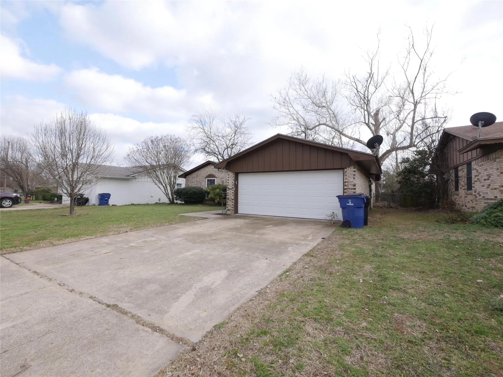 Single Family Residence For Sale in Grayson County , 2702 Shawn Drive, Denison, Texas 75020, 3 Bedroom, 2 Bathroom, 2 Garage spaces, 1,232 Sqft, built in 1967, mls#21367823, Real Estate Agent in Denison, Homes For Sale in Grayson county, Homes For Sale in Denison, Realtor in Denison Texas, Real Estate Brokerage Independent Realty Texas, Luminita Cordes Realtor
