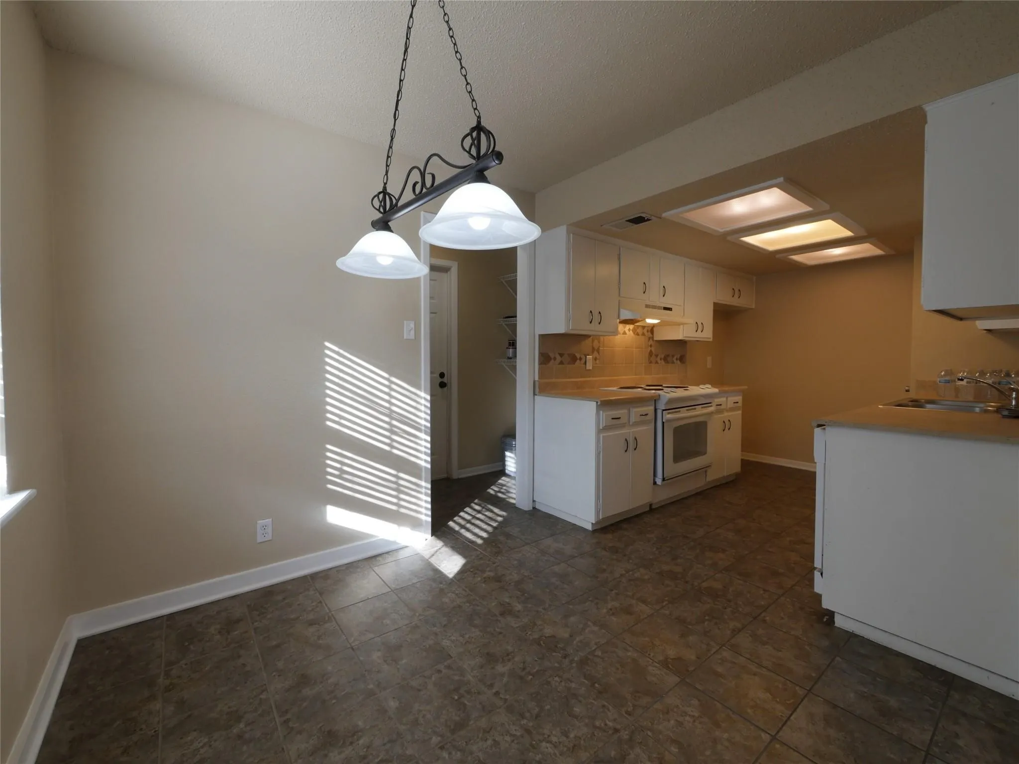 Single Family Residence For Sale in Grayson County , 2702 Shawn Drive, Denison, Texas 75020, 3 Bedroom, 2 Bathroom, 2 Garage spaces, 1,232 Sqft, built in 1967, mls#21367823, Real Estate Agent in Denison, Homes For Sale in Grayson county, Homes For Sale in Denison, Realtor in Denison Texas, Real Estate Brokerage Independent Realty Texas, Luminita Cordes Realtor