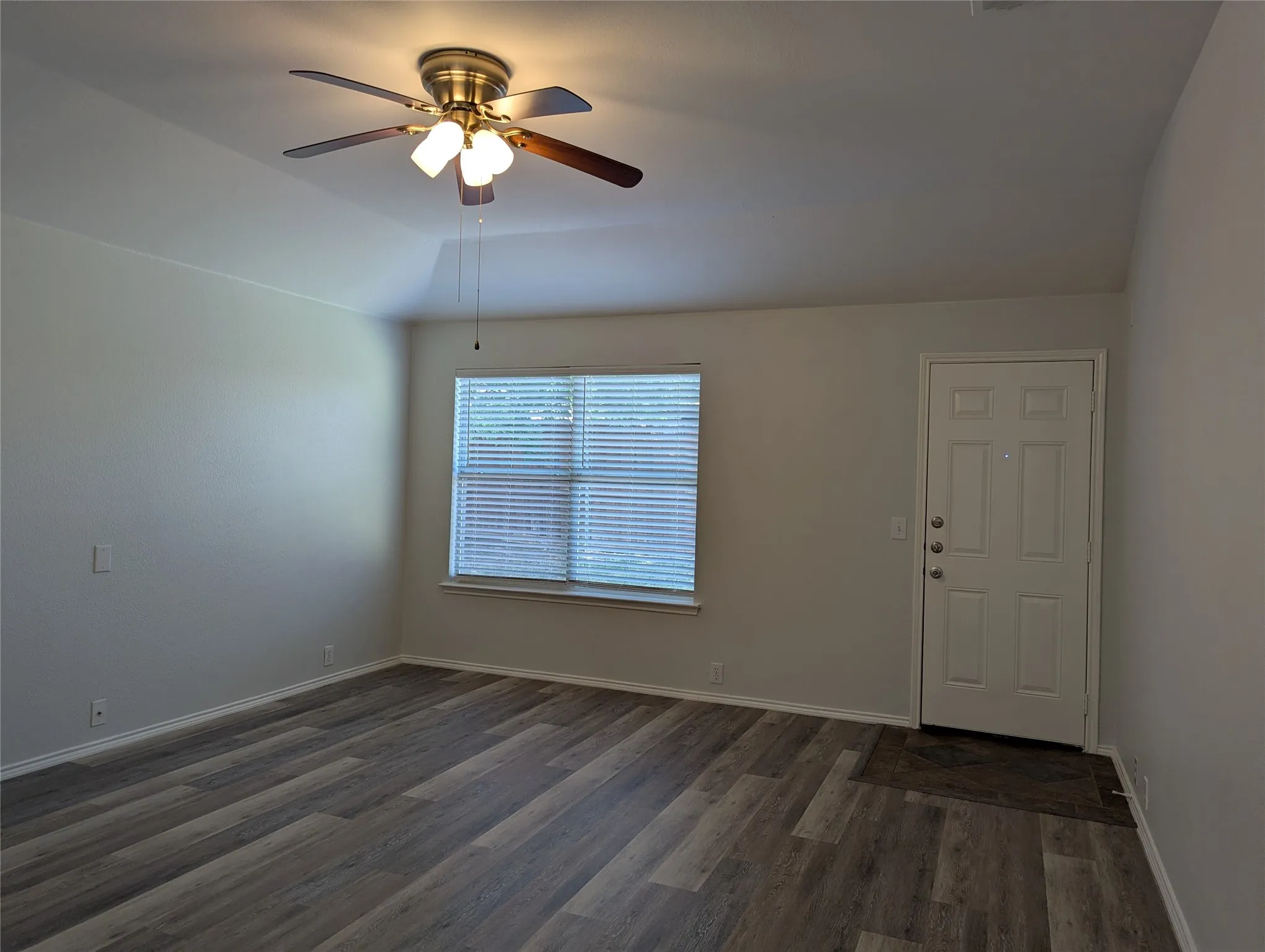 Single Family Residence For Rent in Collin County , 2003 Dove Crossing, Melissa, Texas 75454, 3 Bedroom, 2 Bathroom, 2 Garage spaces, 1,872 Sqft, built in 2002, mls#21367838, Real Estate Agent in Melissa, Homes For Rent in Collin county, Homes For Rent in Melissa, Realtor in Melissa Texas, Real Estate Brokerage Independent Realty Texas, Luminita Cordes Realtor