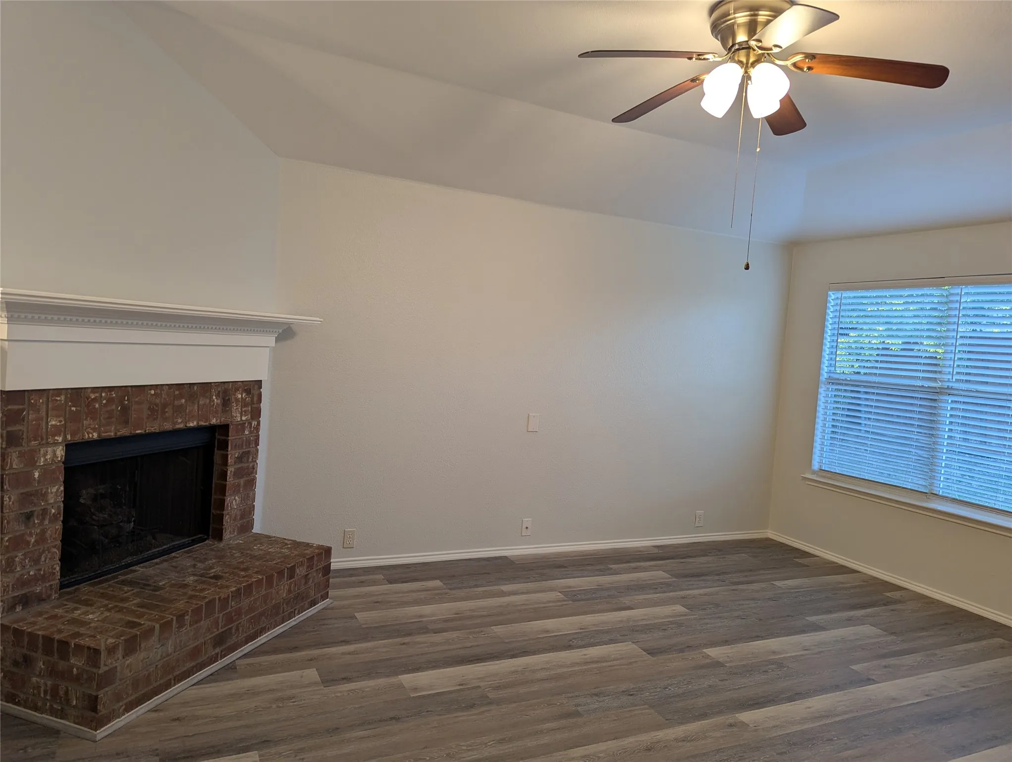 Single Family Residence For Rent in Collin County , 2003 Dove Crossing, Melissa, Texas 75454, 3 Bedroom, 2 Bathroom, 2 Garage spaces, 1,872 Sqft, built in 2002, mls#21367838, Real Estate Agent in Melissa, Homes For Rent in Collin county, Homes For Rent in Melissa, Realtor in Melissa Texas, Real Estate Brokerage Independent Realty Texas, Luminita Cordes Realtor