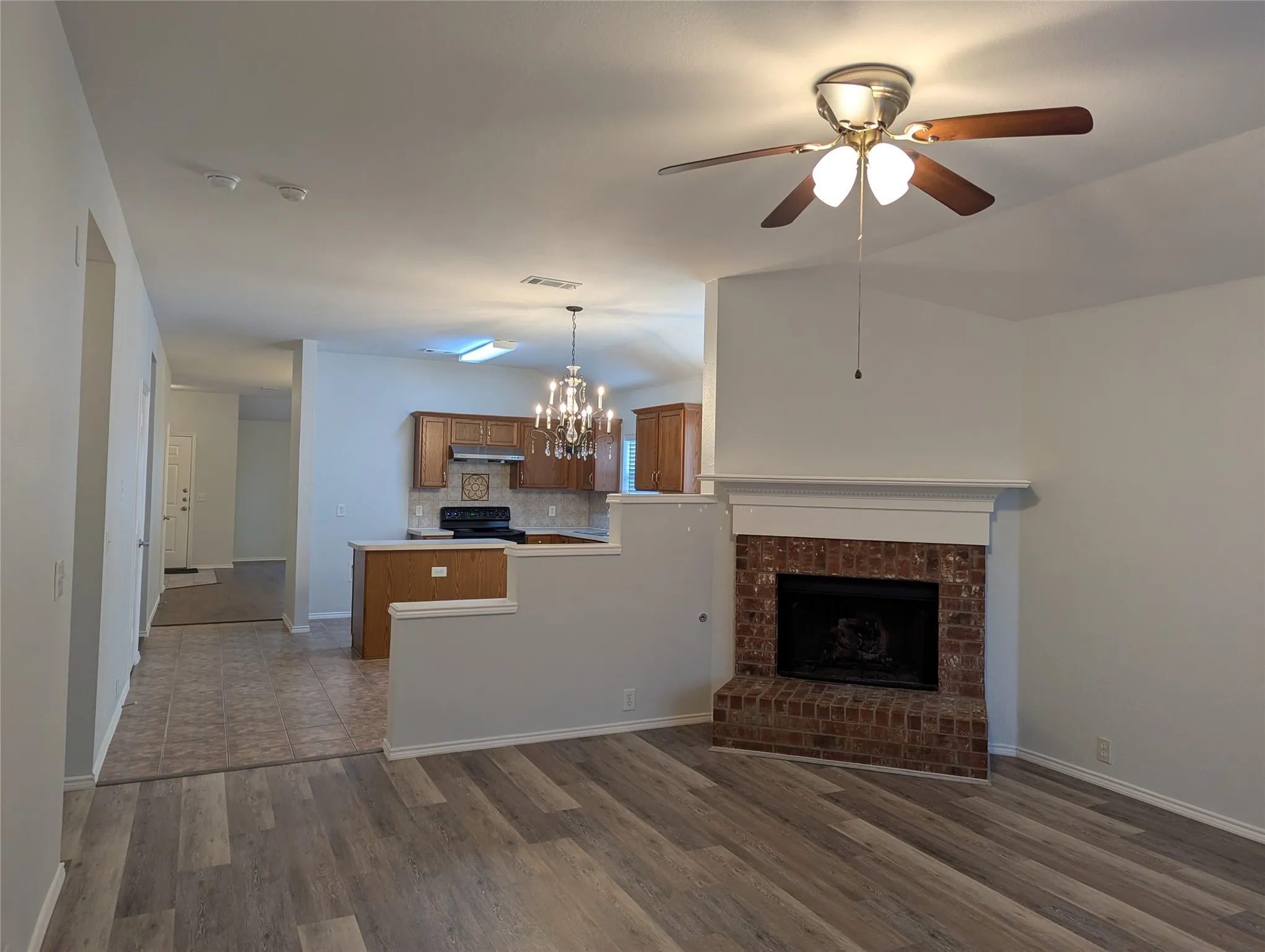 Single Family Residence For Rent in Collin County , 2003 Dove Crossing, Melissa, Texas 75454, 3 Bedroom, 2 Bathroom, 2 Garage spaces, 1,872 Sqft, built in 2002, mls#21367838, Real Estate Agent in Melissa, Homes For Rent in Collin county, Homes For Rent in Melissa, Realtor in Melissa Texas, Real Estate Brokerage Independent Realty Texas, Luminita Cordes Realtor