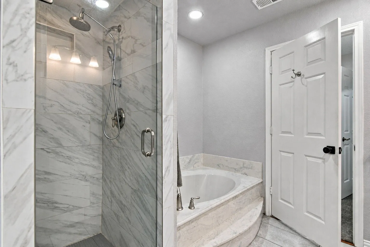 Single Family Residence For Sale in Tarrant County , 605 Keel Way, Azle, Texas 76020, 4 Bedroom, 3 Bathroom, 2 Garage spaces, 2,306 Sqft, built in 1990, mls#21366997, Real Estate Agent in Azle, Homes For Sale in Tarrant county, Homes For Sale in Azle, Realtor in Azle Texas, Real Estate Brokerage Independent Realty Texas, Luminita Cordes Realtor