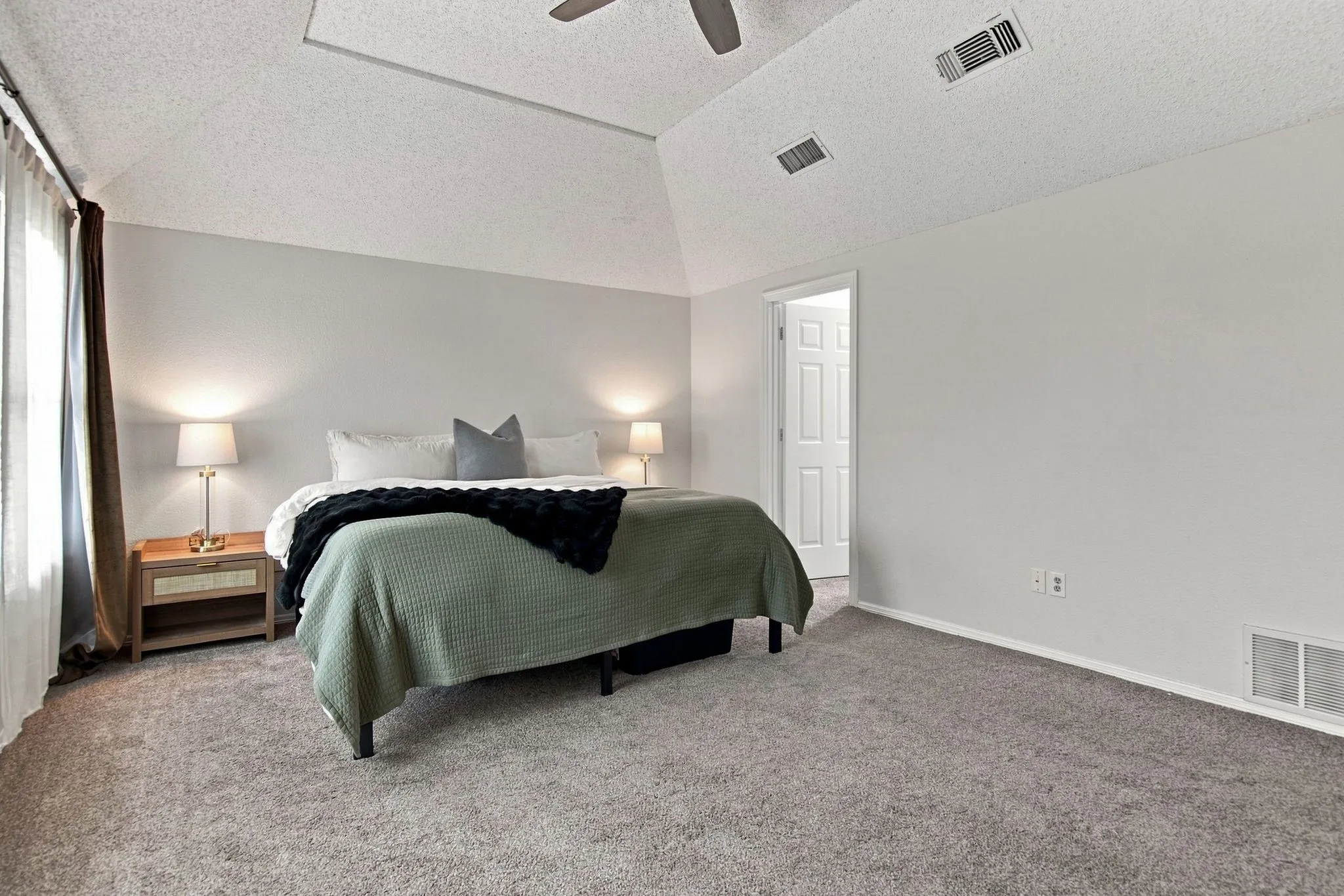 Single Family Residence For Sale in Tarrant County , 605 Keel Way, Azle, Texas 76020, 4 Bedroom, 3 Bathroom, 2 Garage spaces, 2,306 Sqft, built in 1990, mls#21366997, Real Estate Agent in Azle, Homes For Sale in Tarrant county, Homes For Sale in Azle, Realtor in Azle Texas, Real Estate Brokerage Independent Realty Texas, Luminita Cordes Realtor